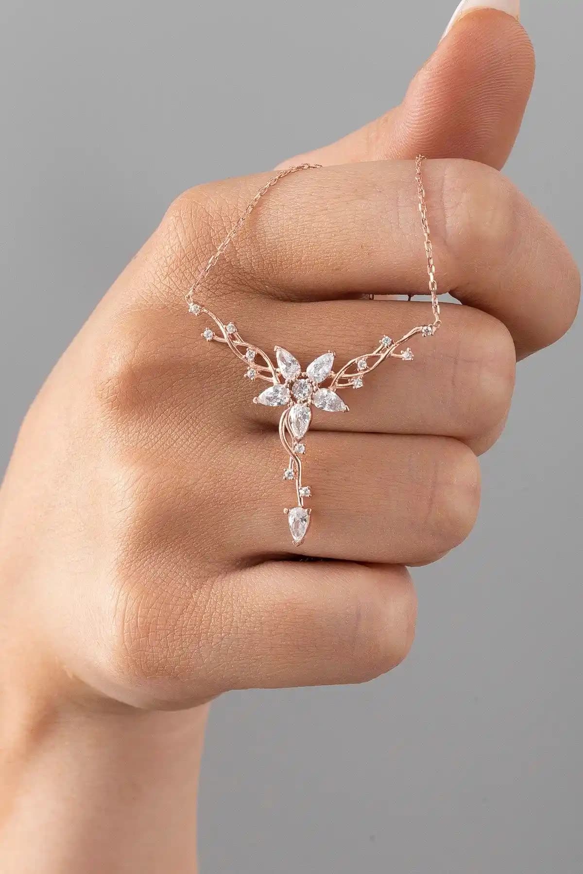 925 ayar gümüş nergis çiçeği kolye kadınlar için zarif ve şık aksesuar seçeneği