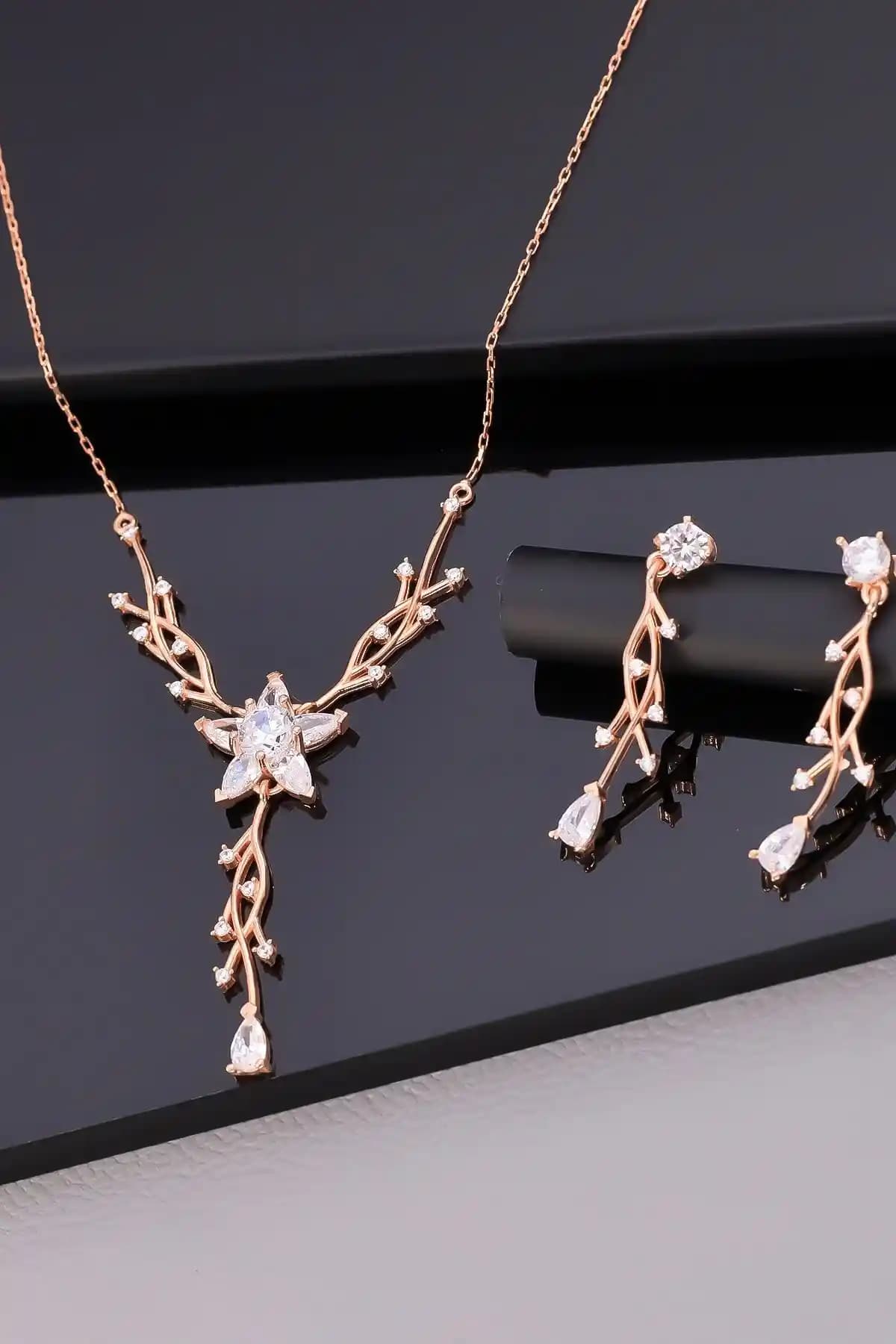 925 Ayar Gümüş Salkım Kolye ve Küpe Seti Zarif ve Şık Tasarım Özellikleri