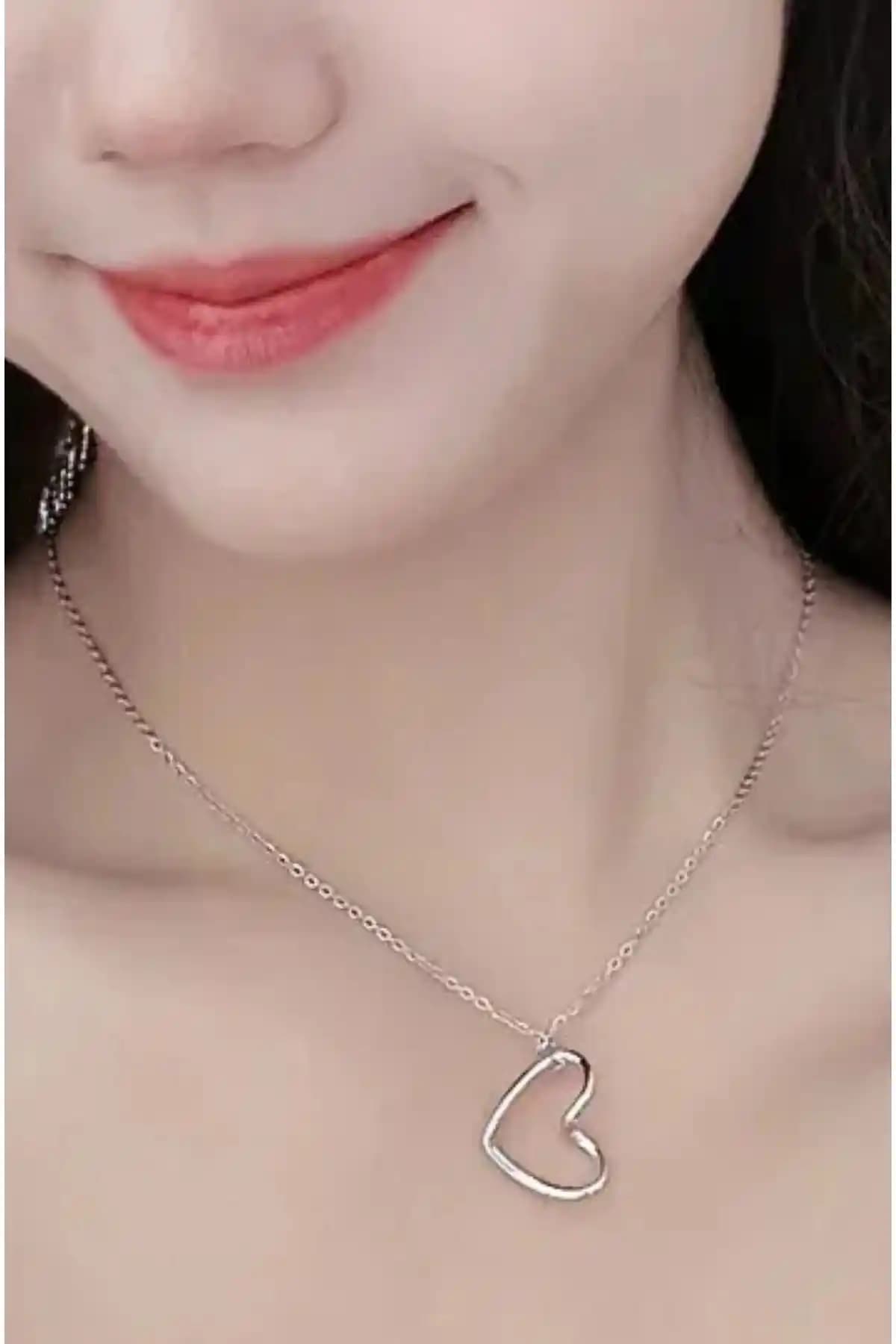 AAcc. Paslanmaz Çelik Boş Kalpli Kolye: Şıklık ve Dayanıklılığı Bir Arada Sunar