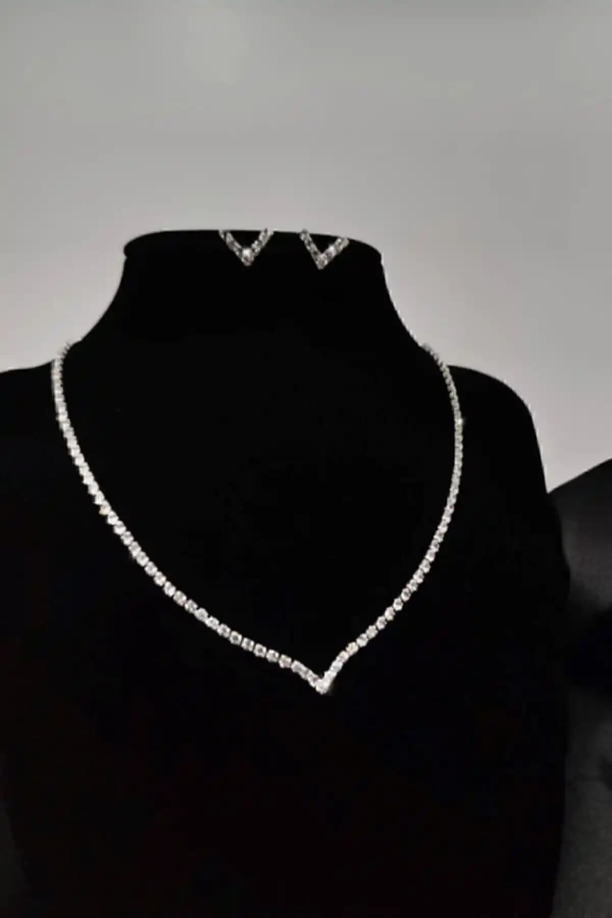 Abiye Gelinlik ve Gümüş Takı Setleri Karşılaştırması: Hangi Set Sizin İçin Uygun