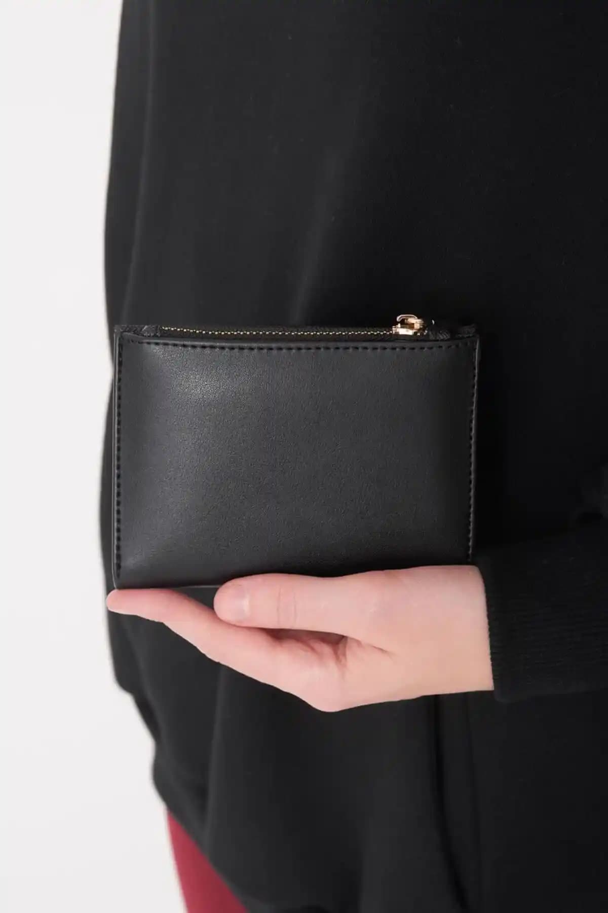 Addax Cüzdan Karşılaştırması: Fermuarlı ve Timsah Derisi Görünümlü Modellerin Özellikleri