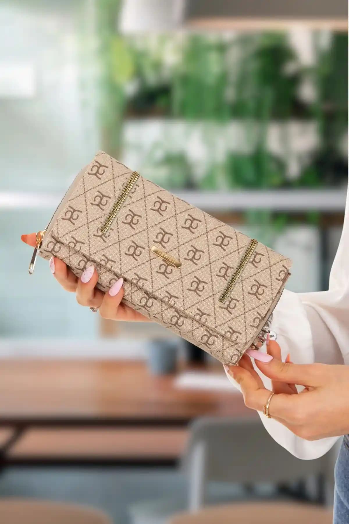 Adelina Bags Kadın Desenli Büyük Boyutlu Suya Dayanıklı Deri Görünümlü Cüzdan