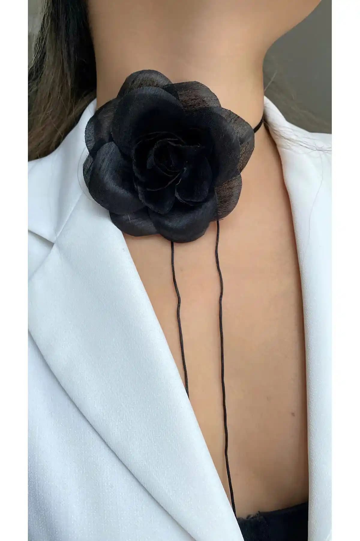 Âlâ Atelier Bağcıklı Kumaş Çiçek Choker Kolye Şık ve Romantik Aksesuar Seçenekleri