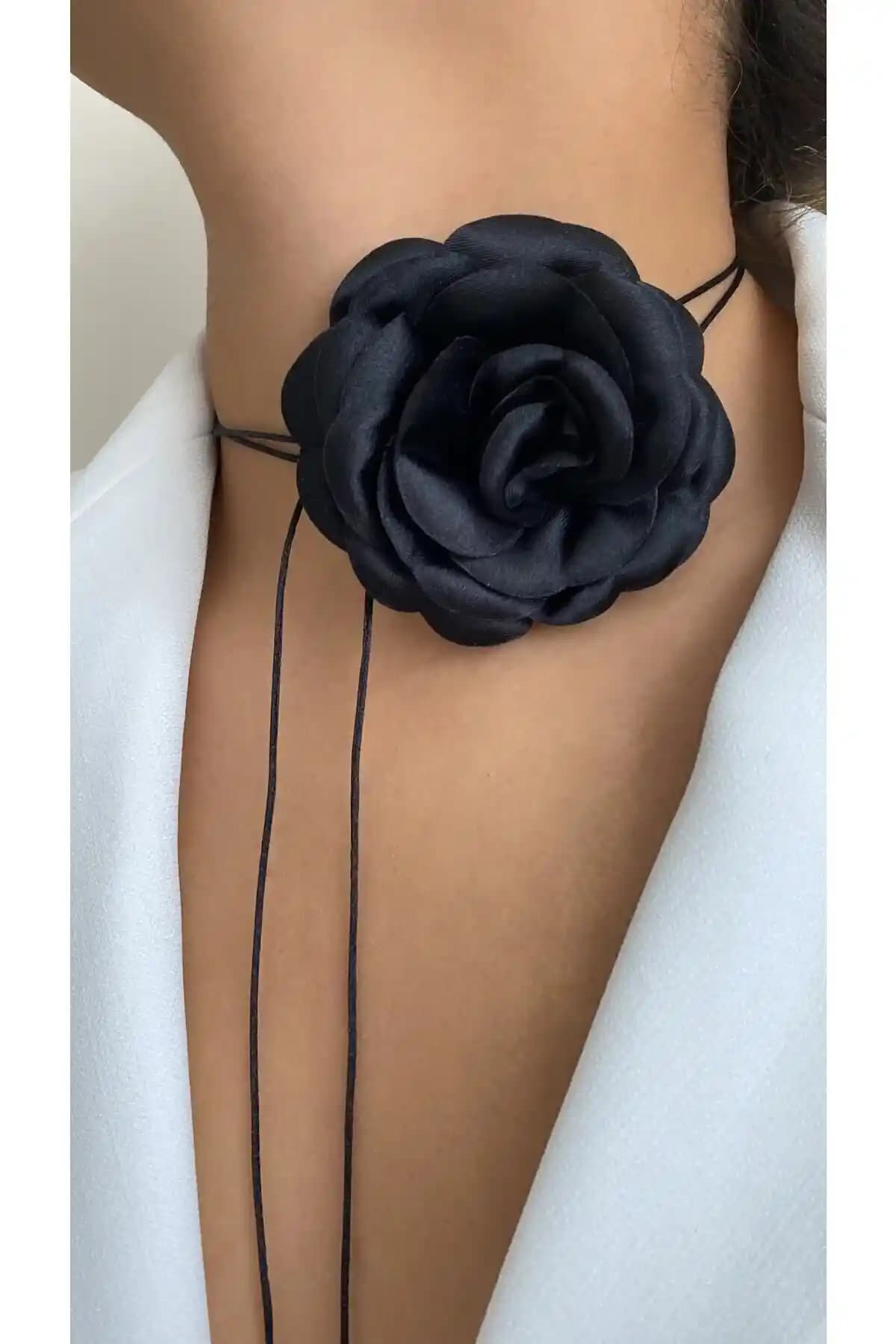Âlâ Atelier Bağcıklı Kumaş Gül Çiçek Choker Kolye Modern ve Şık Tasarım