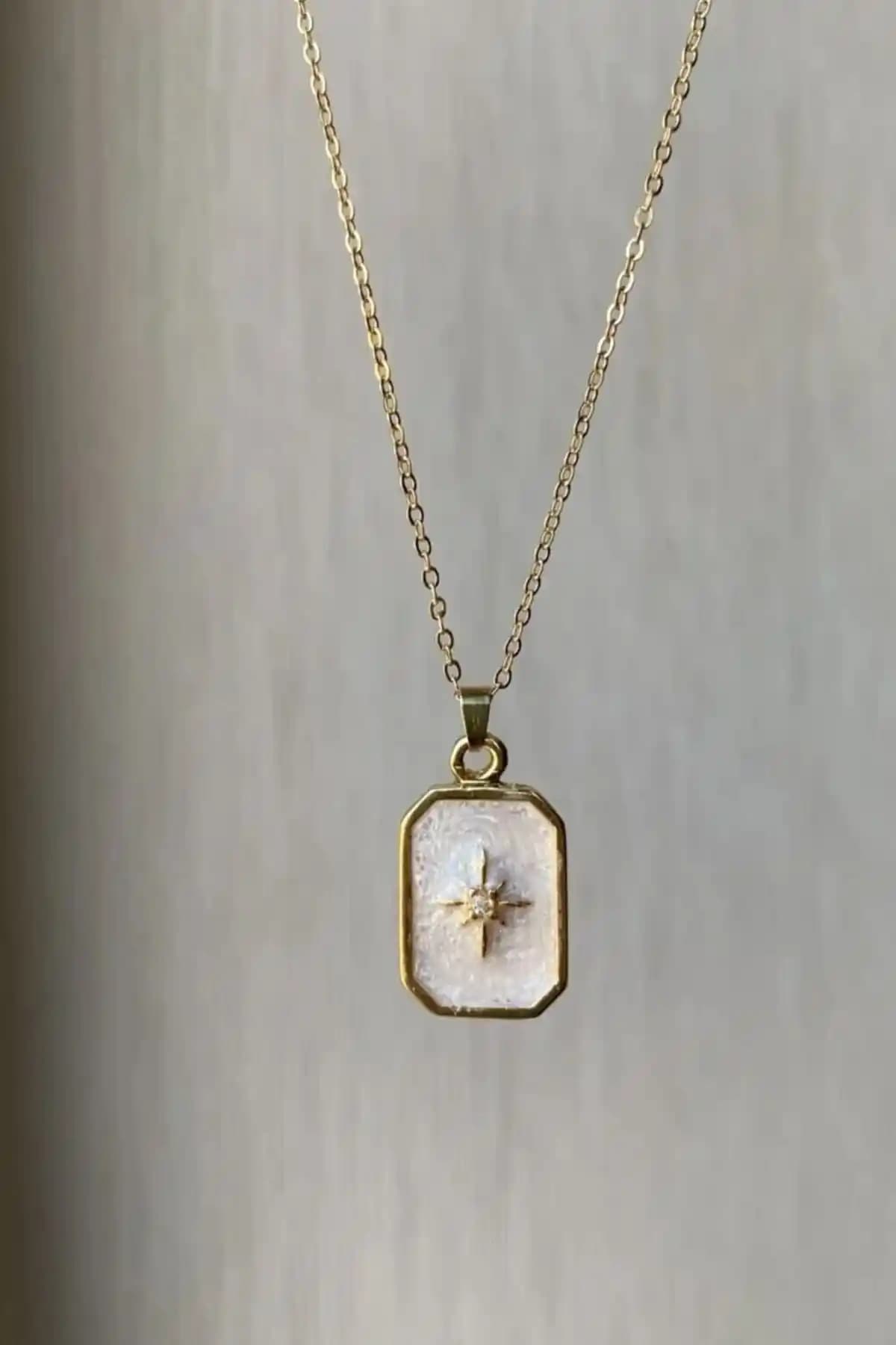 Alexis Carrel Altın Kaplama Dikdörtgen Kutup Yıldızı Kan Kolye Modern ve Şık Tasarım