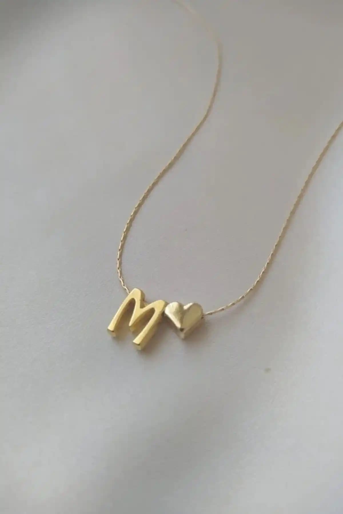 Alexis Carrel M Harfli Kolye: Zarif ve Dayanıklı Altın Renkli Takı Seçeneği
