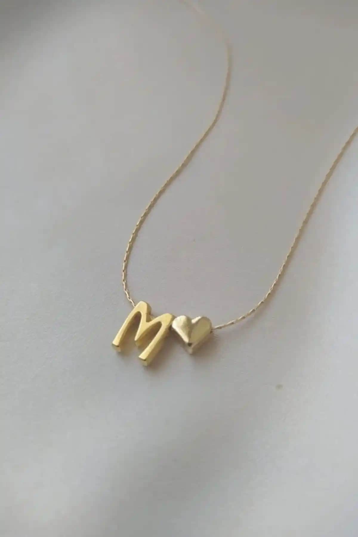 Alexis Carrel ve KARACA DESIGN Harfli Kolye Karşılaştırması: Özellikler ve Kullanıcı Yorumları