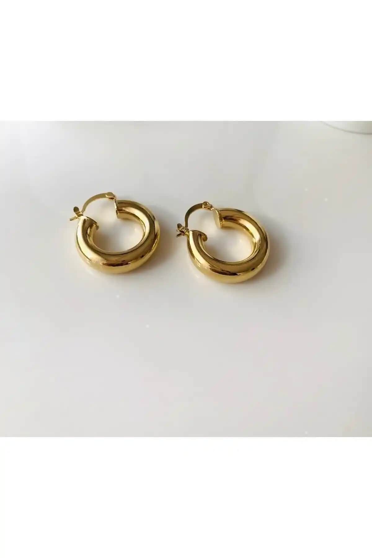 Altın Renkli Orta Boy Halka Model Çelik Kadın Küpe Şıklık ve Dayanıklılık Sunar