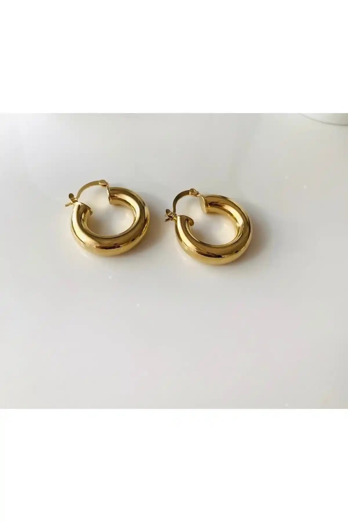 Altın Renkli Orta Boy Halka Model Çelik Kadın Küpe Şıklık ve Dayanıklılık Sunar