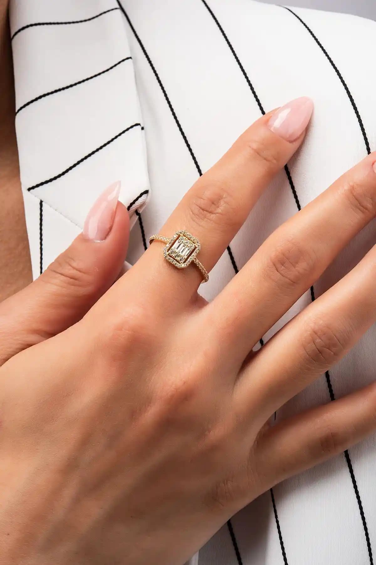 Altınaşkı Baget Tektaş Altın Yüzük: Zarif ve Modern Tasarım ile Günlük Şıklık