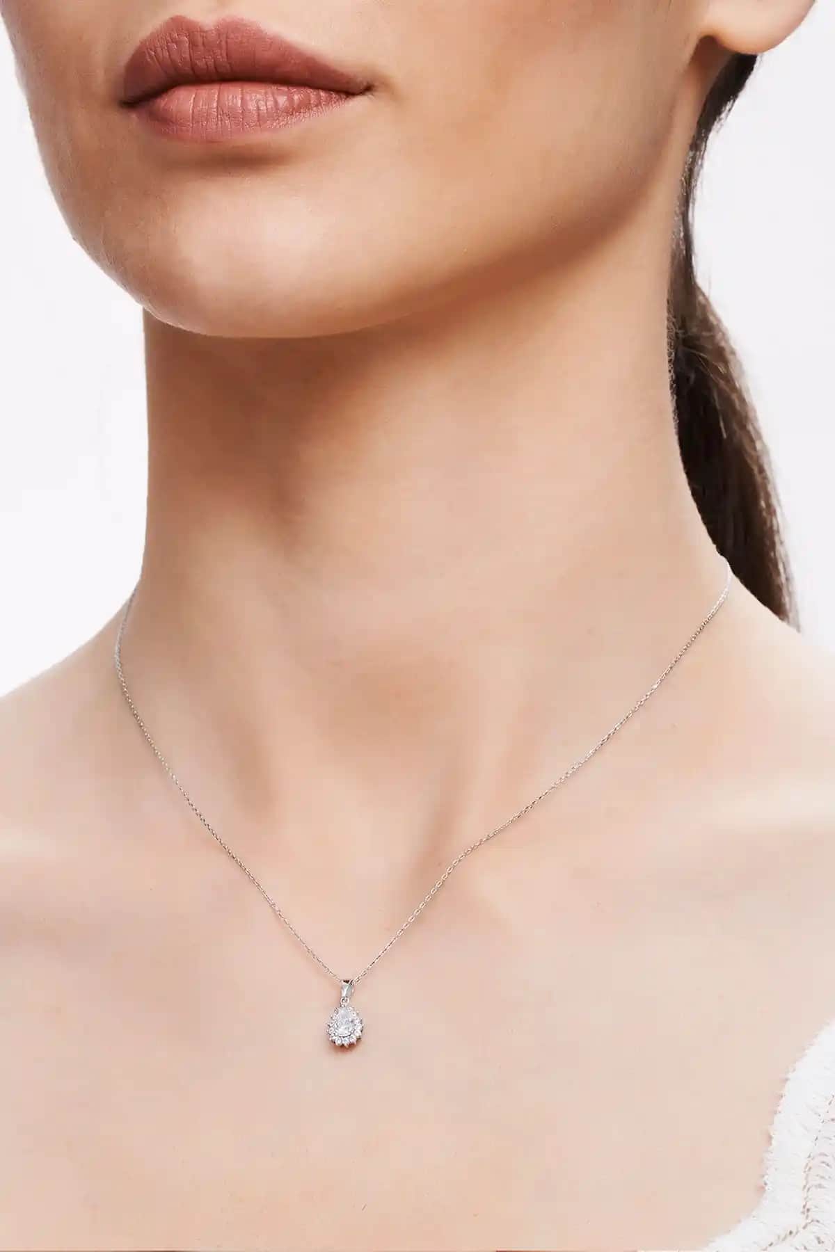 Altınbaş Altın Damla Kolye: Zarif ve Kaliteli 8 Ayar Beyaz Altın Tasarımı