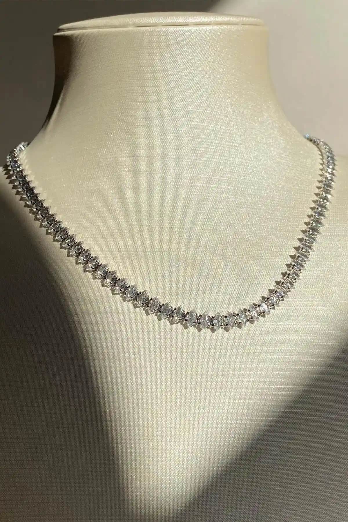 Amoreist Arpa Taşı Su Yolu Gümüş Kolye: Zarif ve Doğal Tasarım İle Şıklık Katın