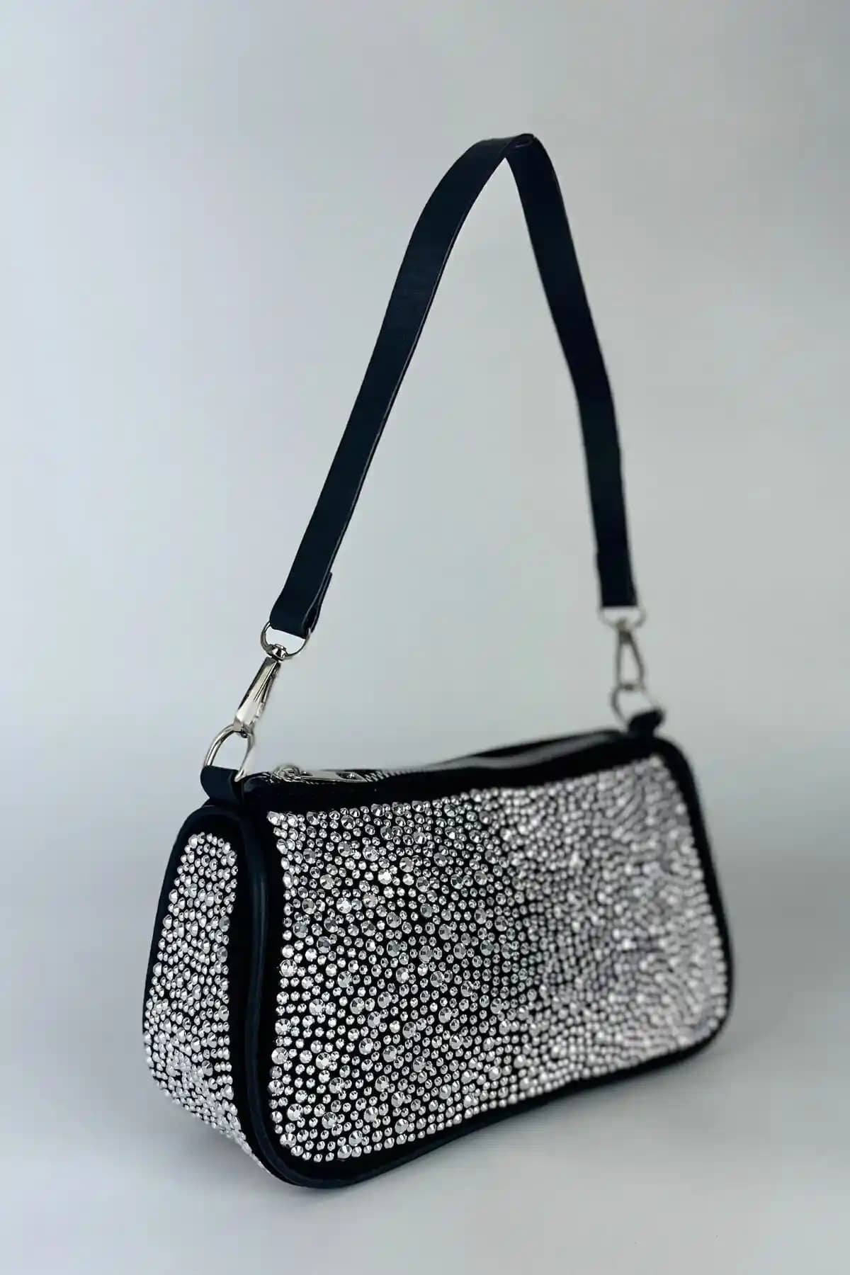 Angitia Siyah Beyaz Taş Detaylı Uzun Omuz Askılı Kadın Çantası Şıklık ve Fonksiyonellik