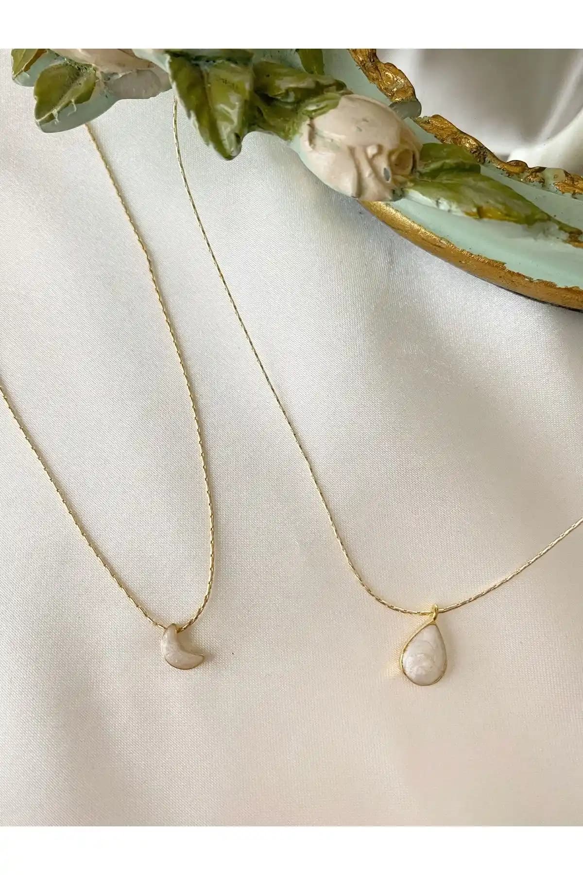 Asia by Leuvoié Doğal Sedef Taşlı Hilal ve Damla Kolye: Zarif ve Şık Modern Takı Tasarımı