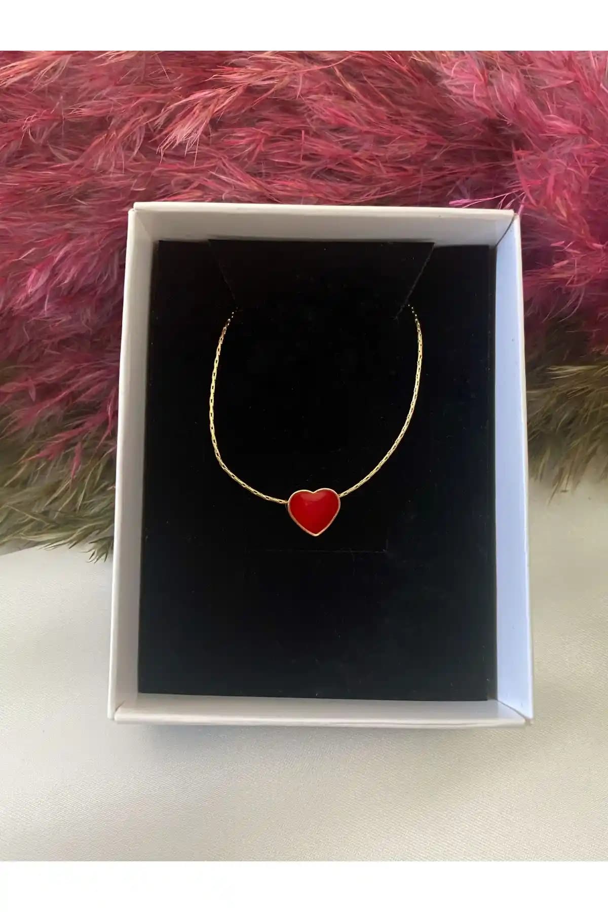 Asia by Leuvoié Kırmızı Mineli Kalp Kolye: Zarif ve Anlamlı Aksesuar Seçeneği