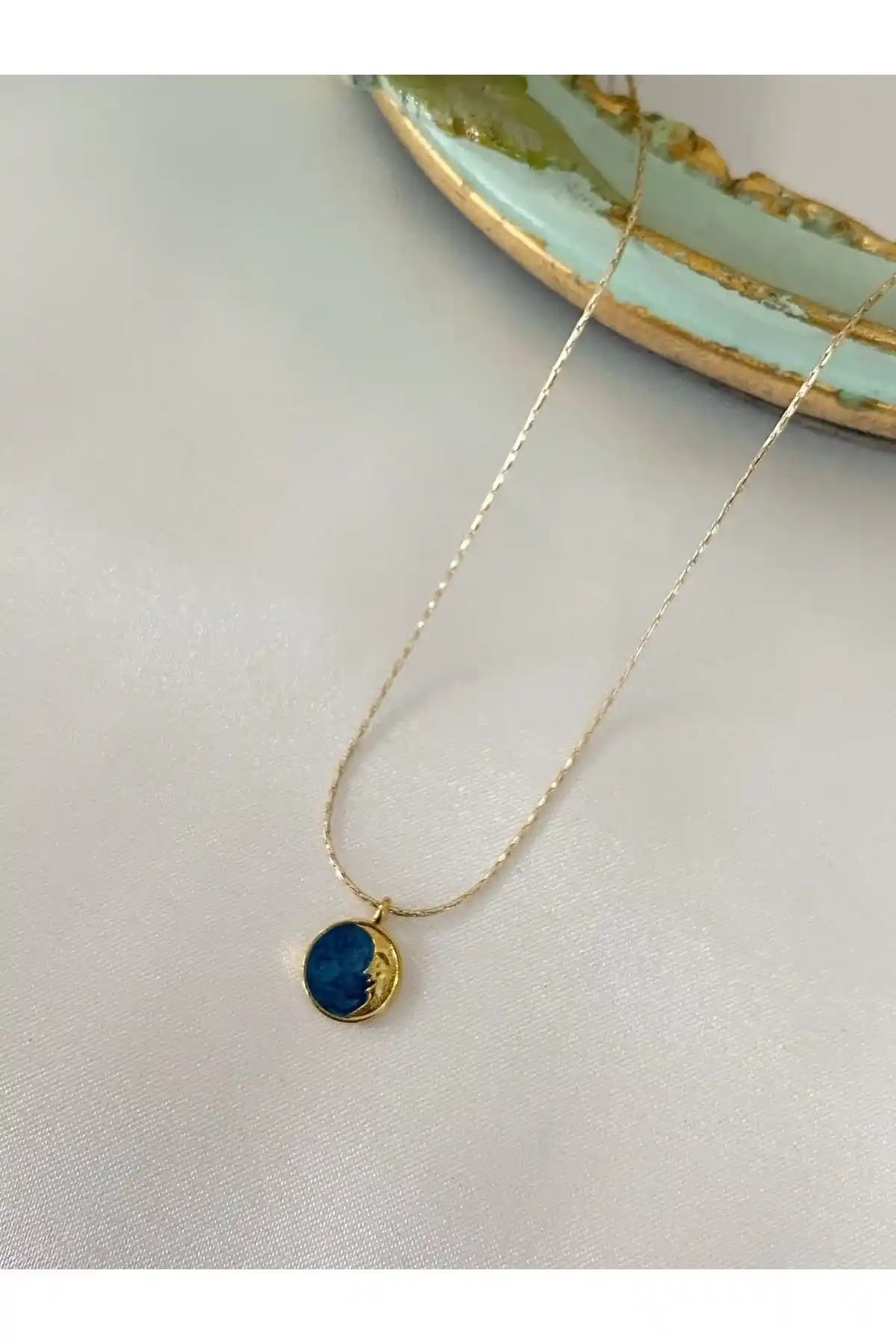 Asia by Leuvoié Minimal Lacivert Mineli Ay Kolye: Şıklık ve Zarafetin Modern Yansıması