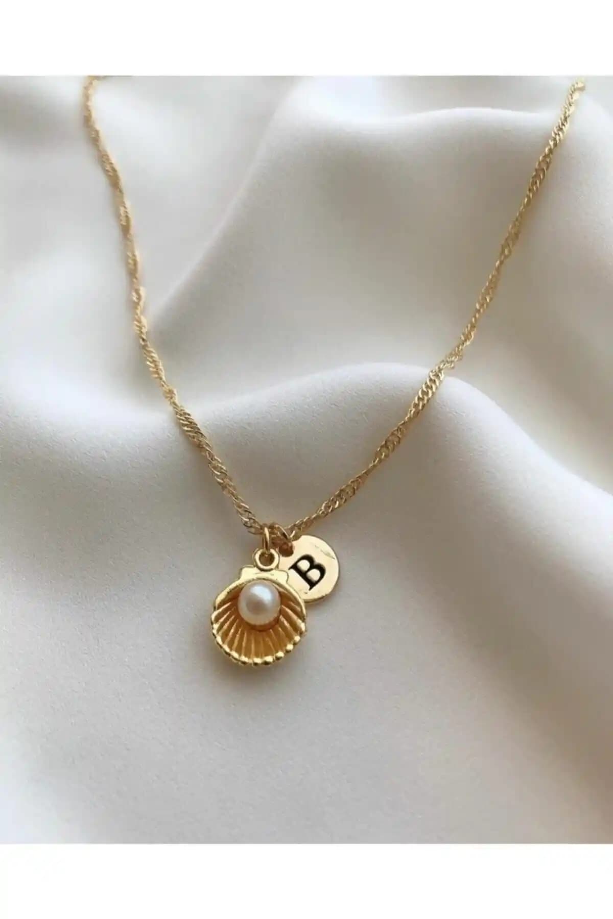Asia Chic B Harfli İnci İstiridyeli Kolye: Zarif ve Şık Kadın Takı Aksesuarı