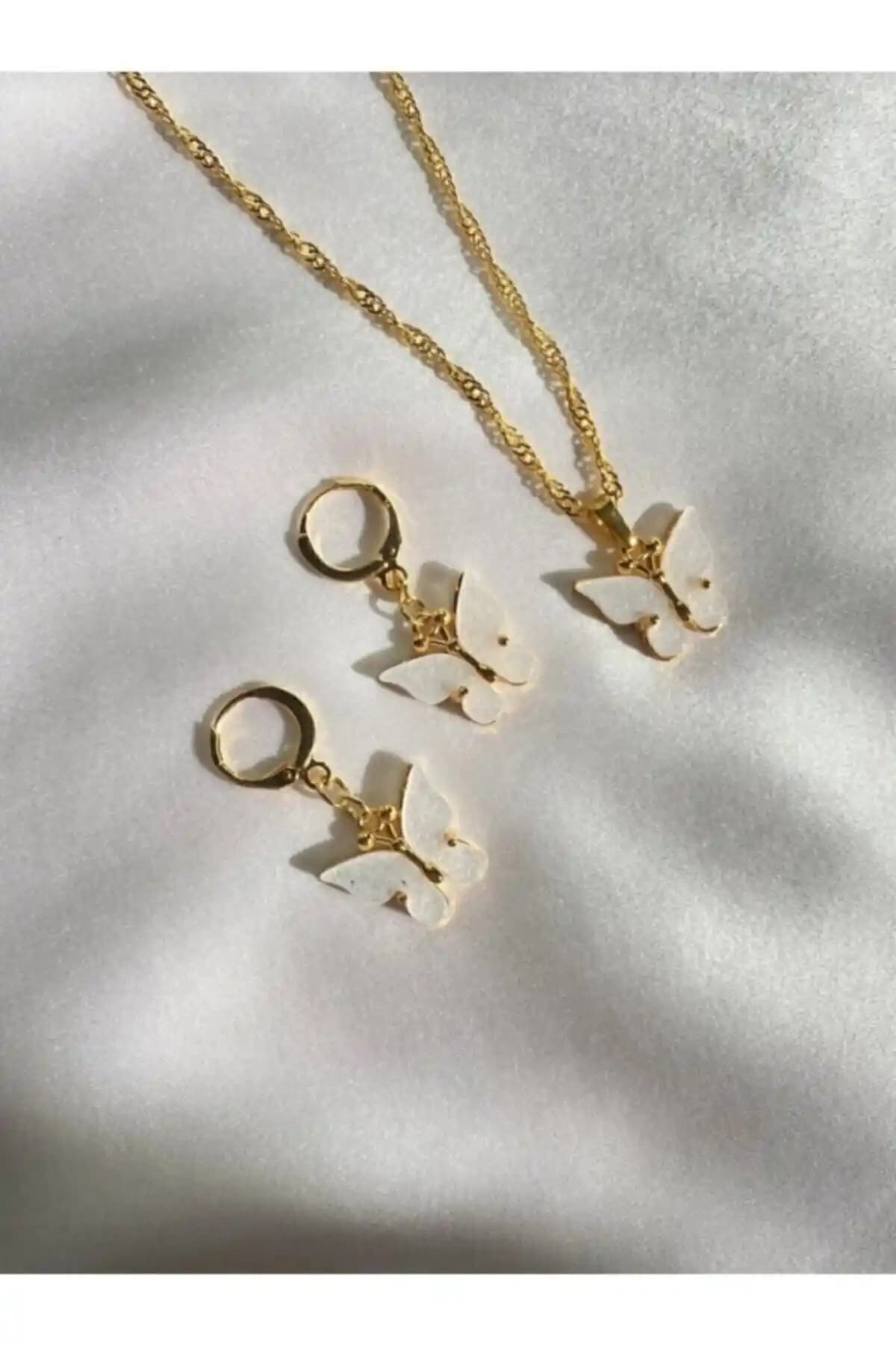 Asia Chic Kadın Beyaz Kelebek Motifli Altın Kaplama Takı Seti Şıklık ve Zarafet İçin