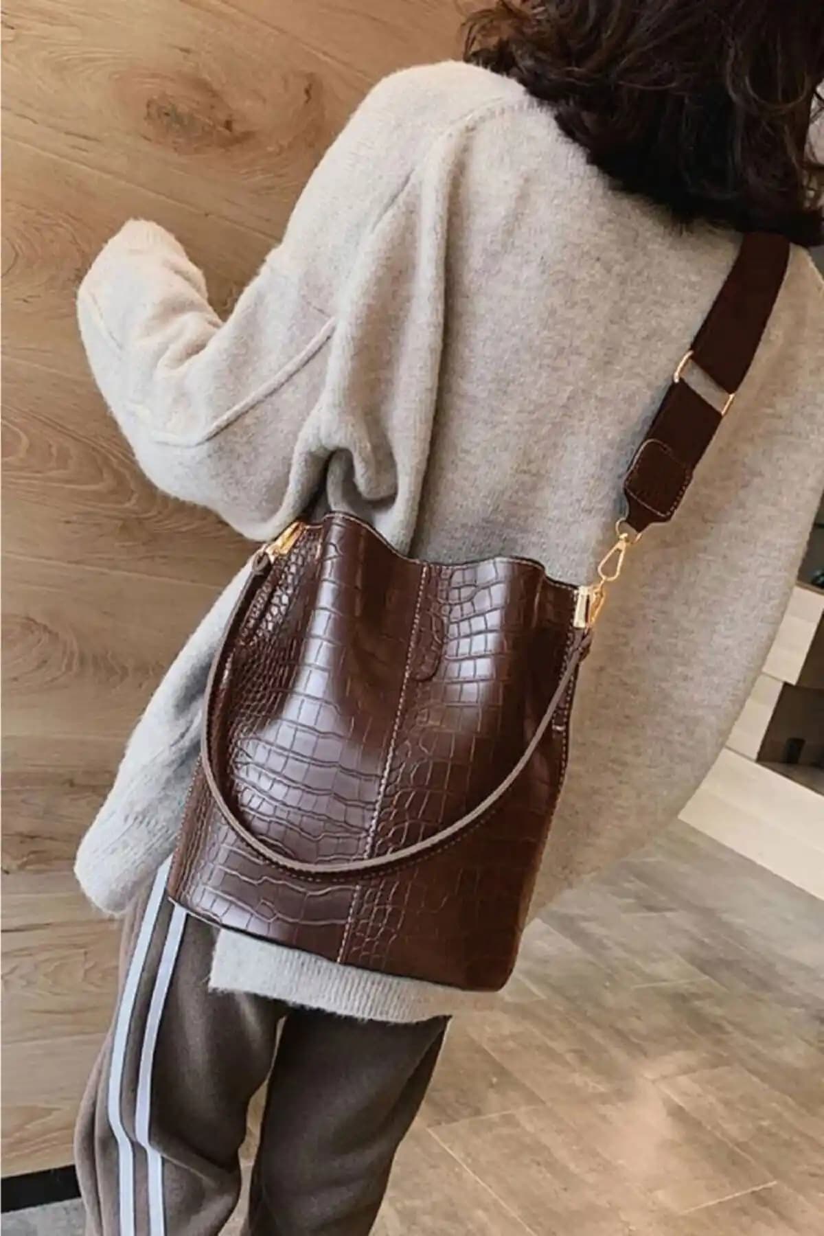 ASLAN ÇANTA Chris Kahve ve Siyah Modellerinin Detaylı Karşılaştırması