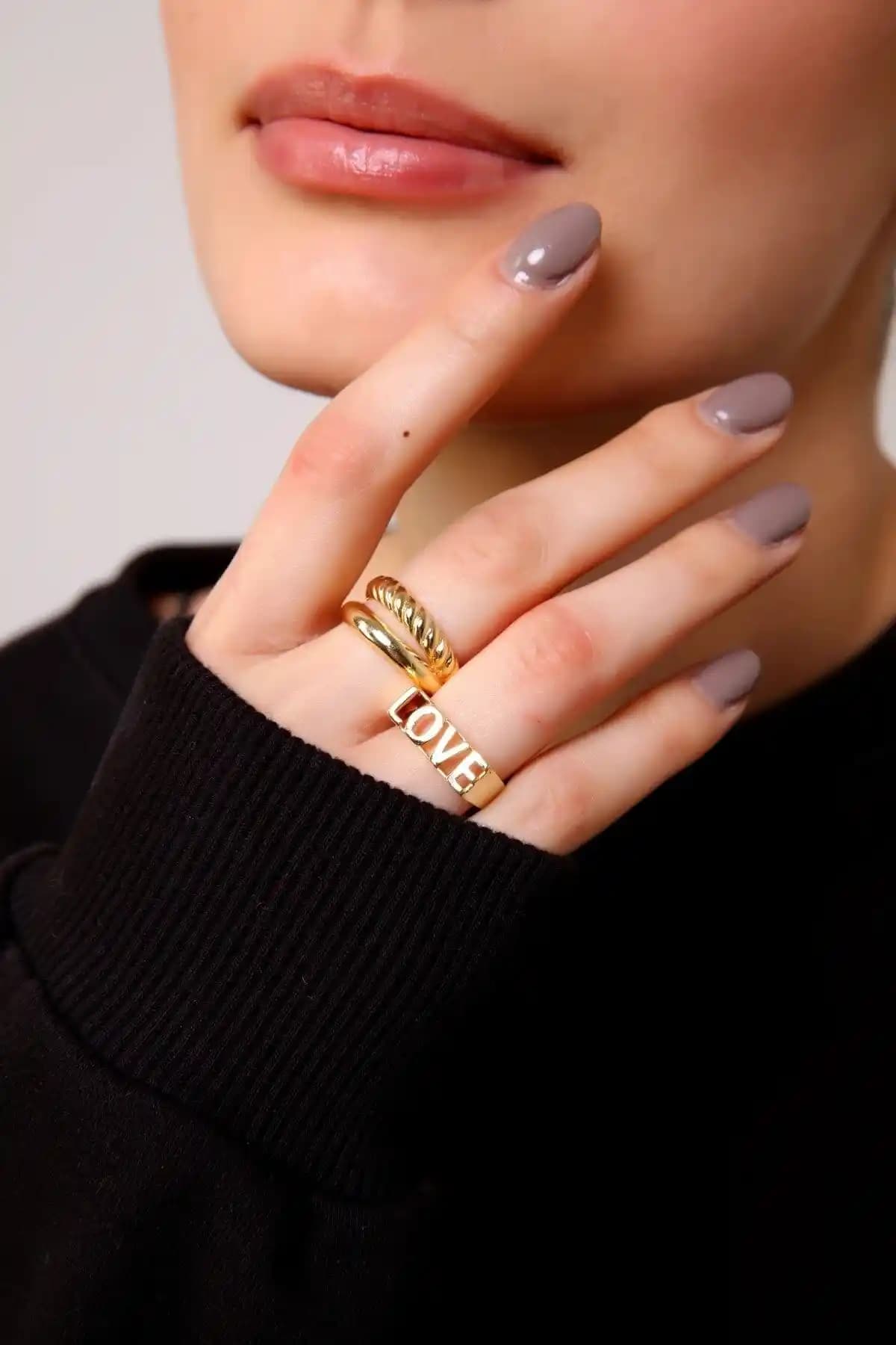 AURRARİ Gold Ayarlanabilir Love Yüzük Seti: Şıklık ve Zarafetin Modern Tasarımı