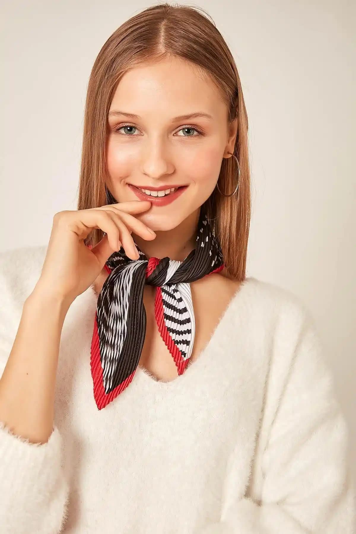 Axesoire 12315-1 Siyah Piliseli Geometrik Desenli Bandana Fular: Modern ve Şık Aksesuar