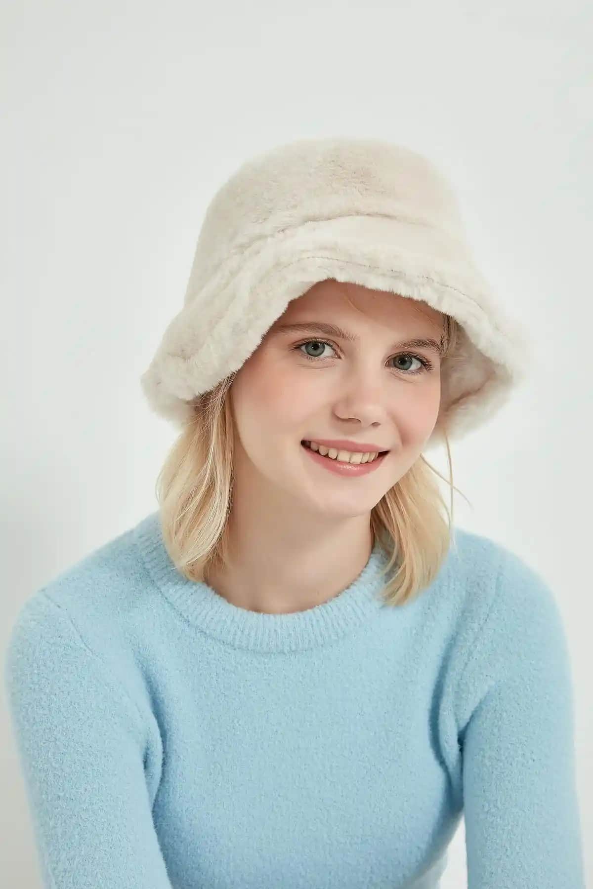 Axesoire 12839-1 Bej Peluş Bucket Şapka: Konfor ve Şıklık Sunan Kış Aksesuarı