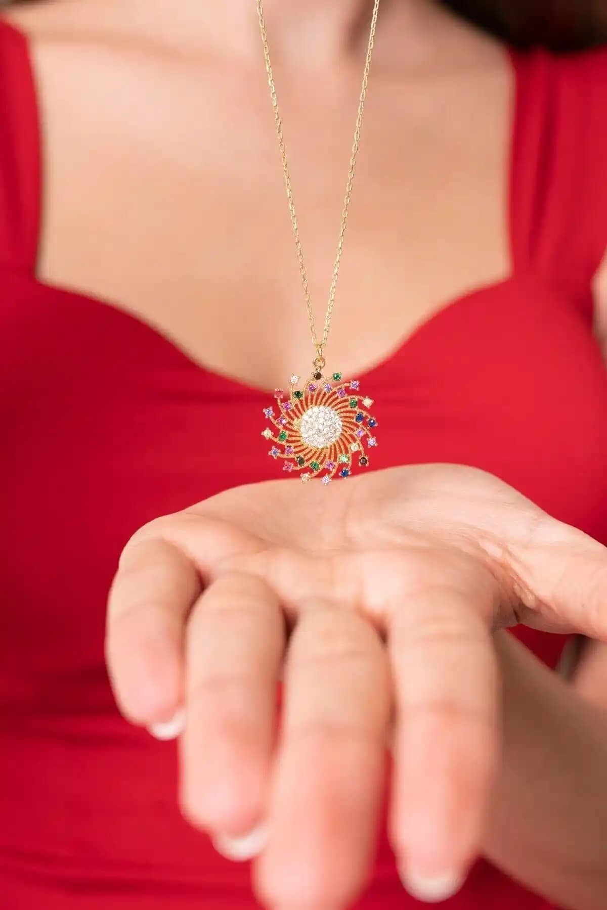 Ayenci ve Silvano Gümüş Kolye Karşılaştırması: Tasarım ve Özellikler Analizi