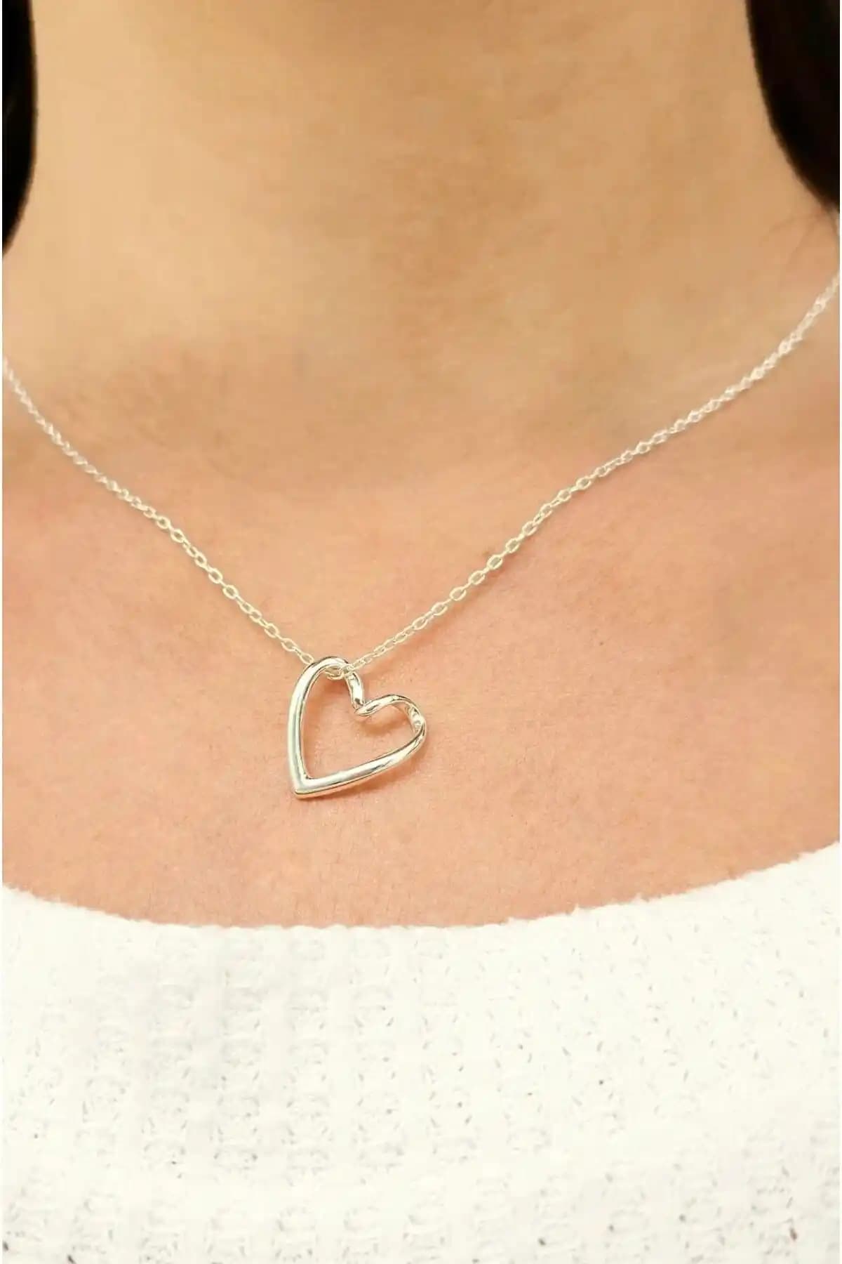 Baklama Motifli Çelik Zincir Kadın Kalp Kolye Şıklığınıza Zarif Bir Dokunuş Katar