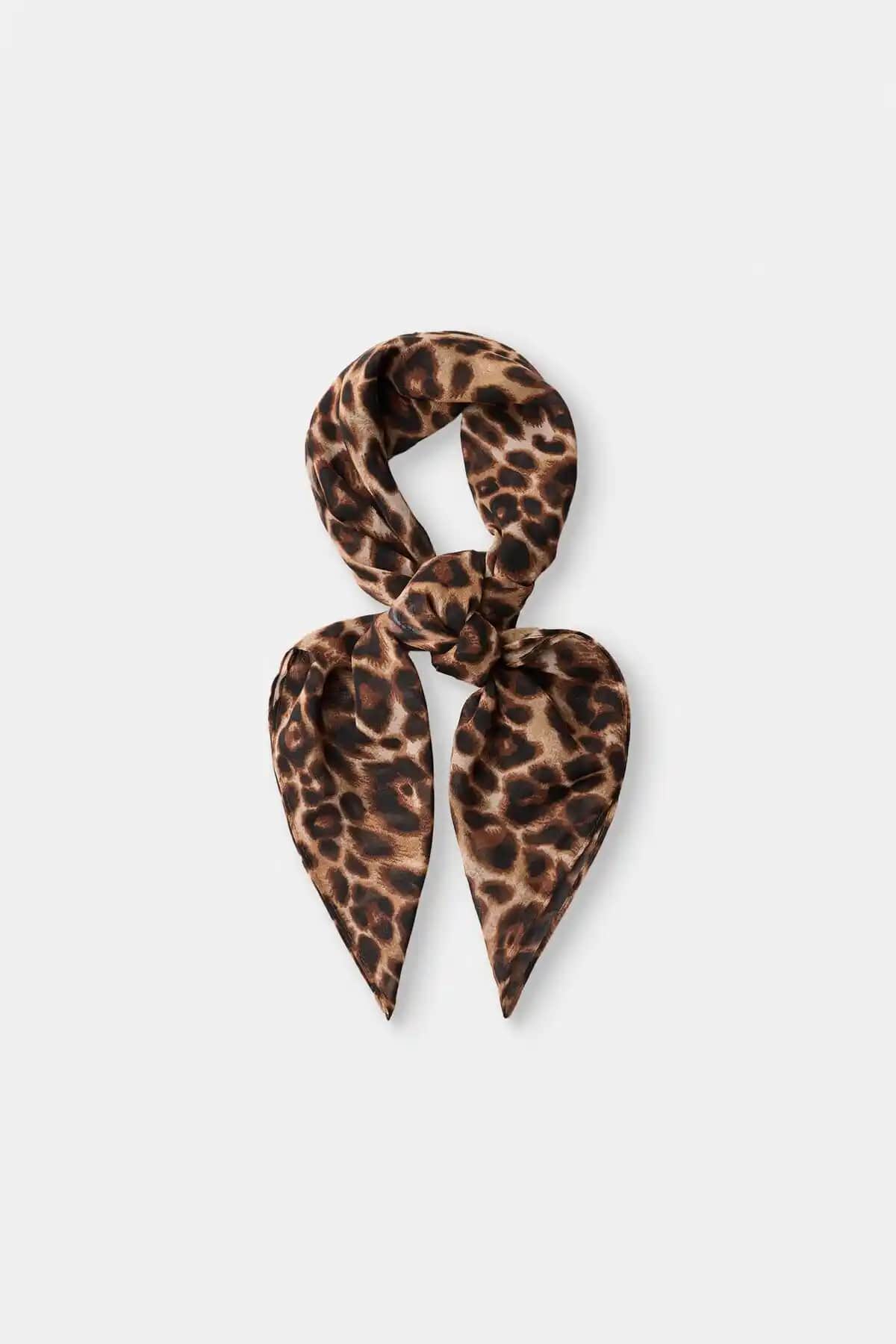 Bershka Leopar Desenli Fular Moda ve Çok Yönlülük Sunan Şık Aksesuar