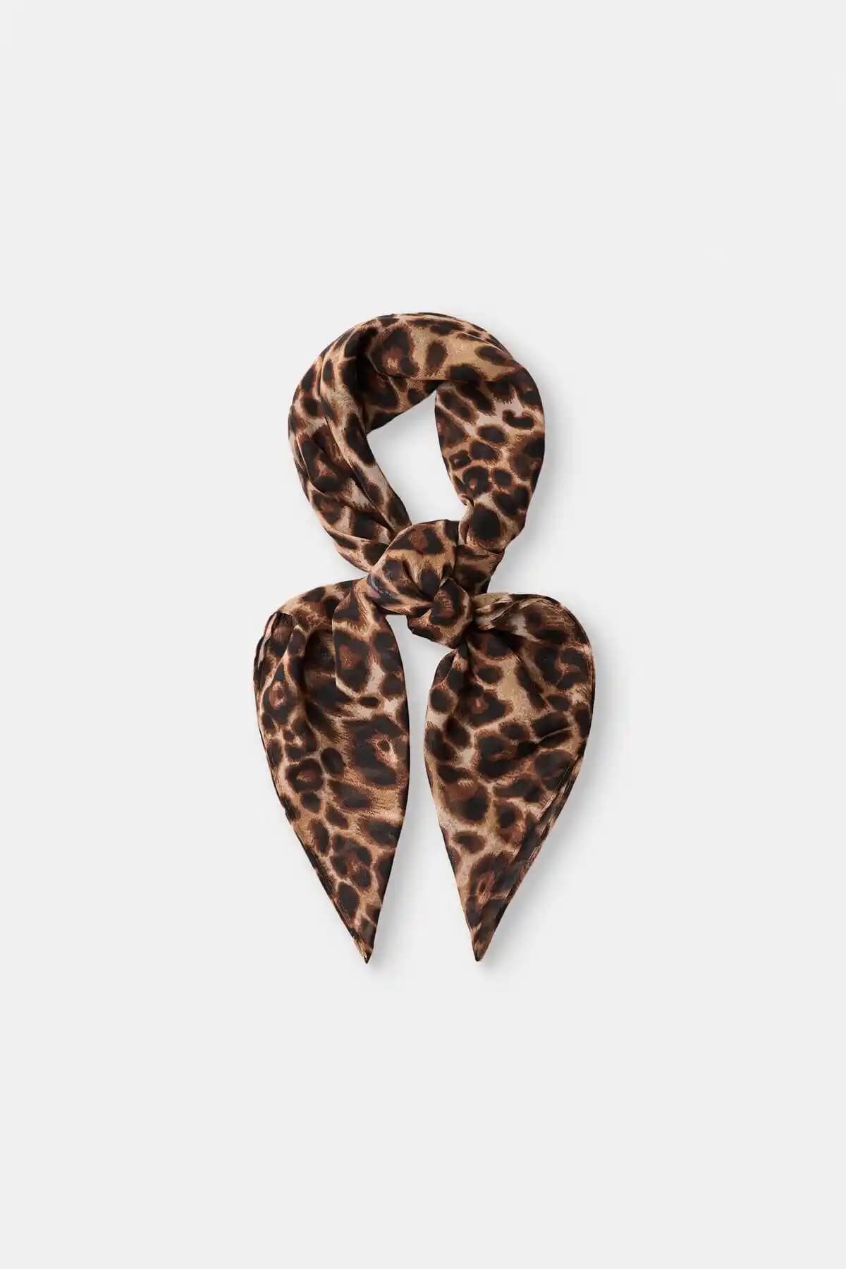 Bershka Leopar Desenli Fular Moda ve Çok Yönlülük Sunan Şık Aksesuar