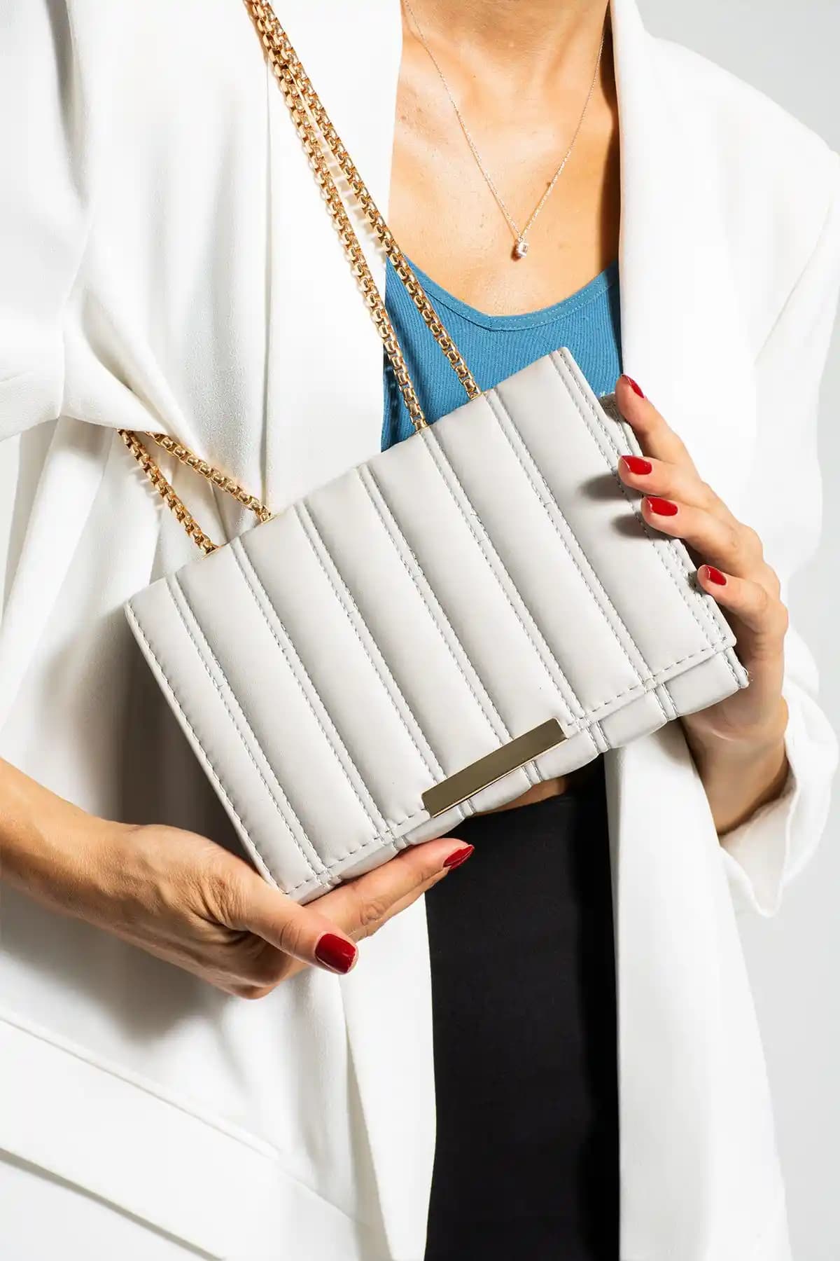 Butikbatii Zincir Askılı Mıknatıslı Omuz ve El Çantası: Şıklık ve Fonksiyonellik Bir Arada