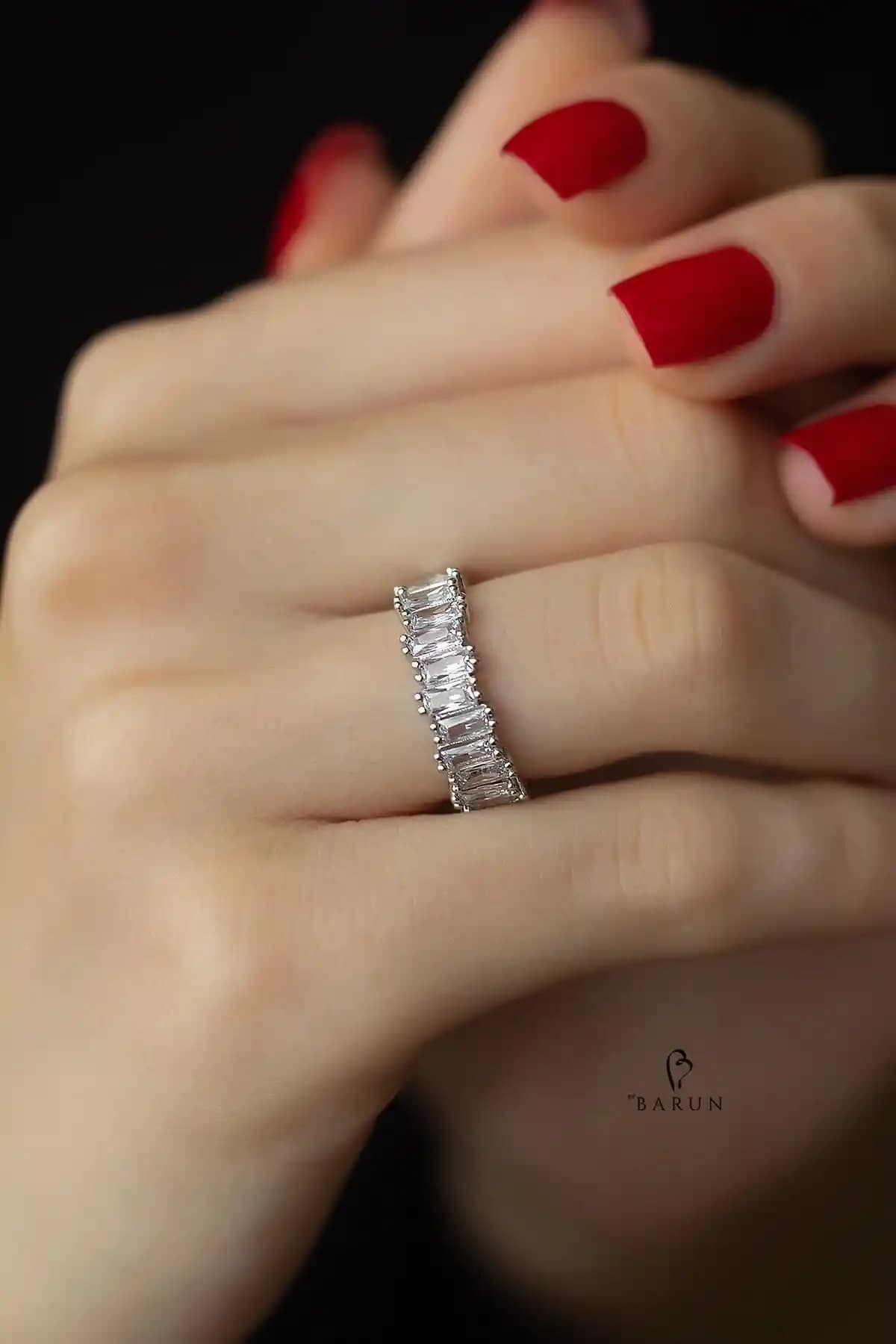 By Barun Silver Baget Yüzük: Modern Tasarımıyla Zarif ve Parlak Takı Seçeneği