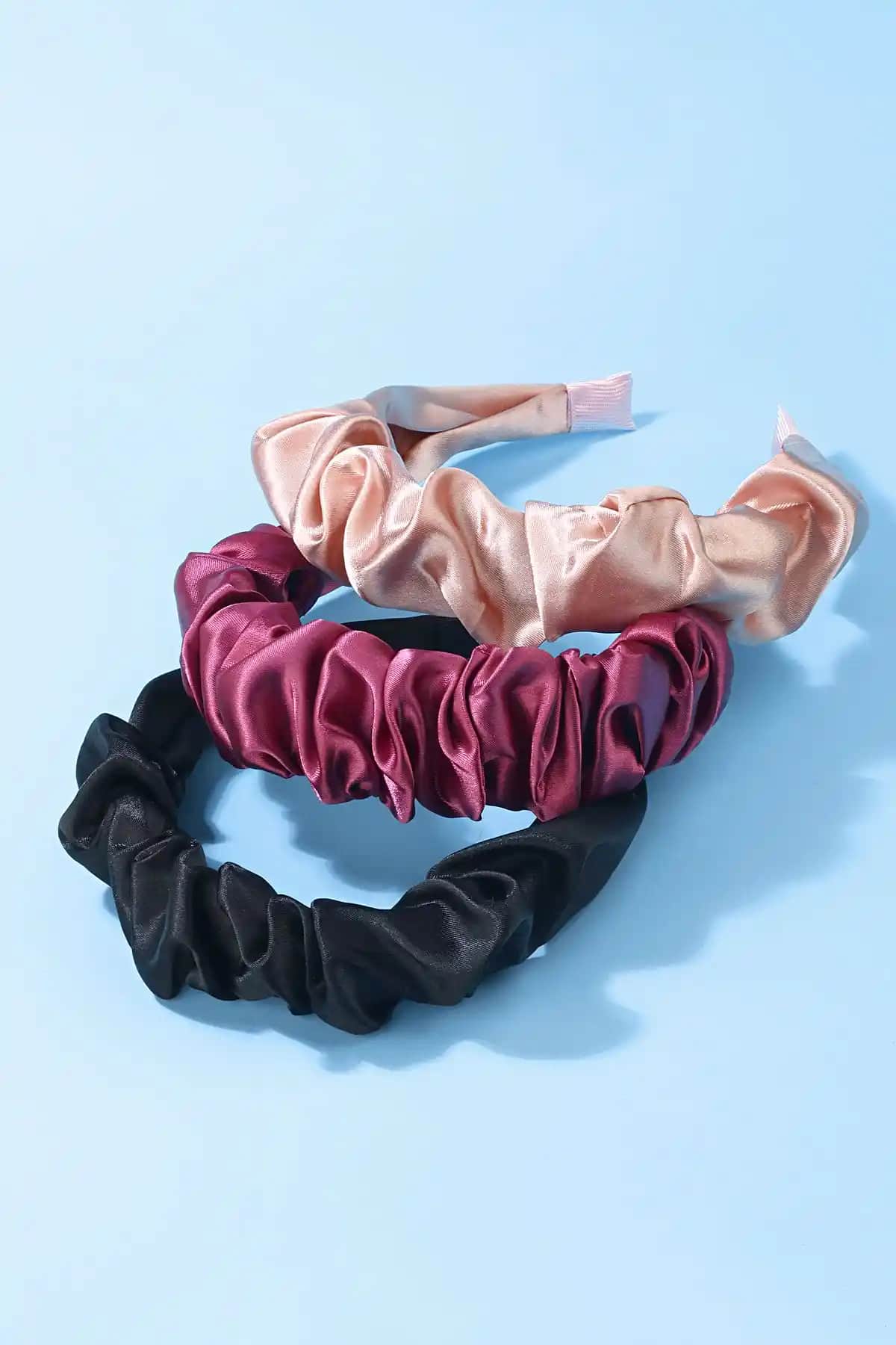 CSR Aksesuar 3'lü Saten Taç Seti ve Siyah Büzgülü Taç Karşılaştırması