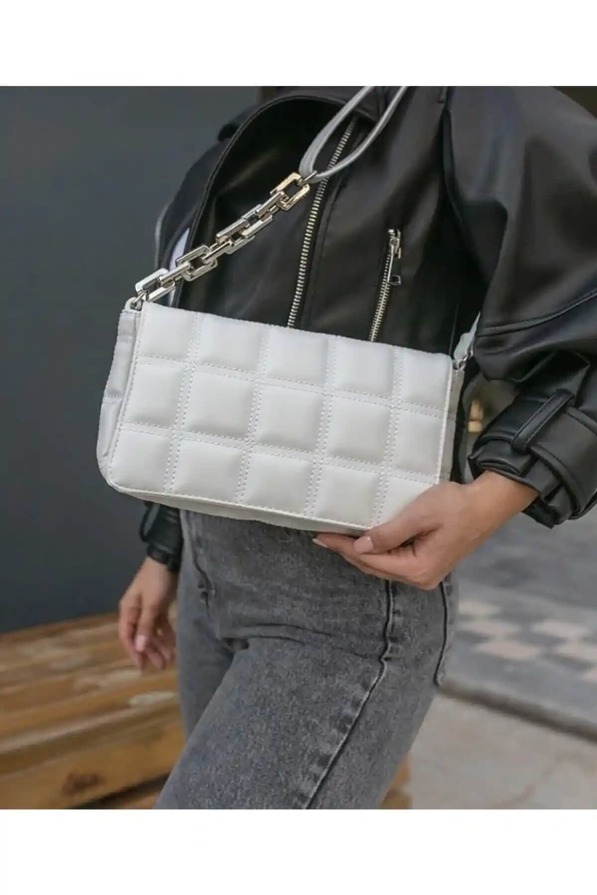 DAYBAG Kadın Beyaz Plastik Zincir Kareli Omuz Çantası Kullanışlı ve Şık Tasarım Özellikleri