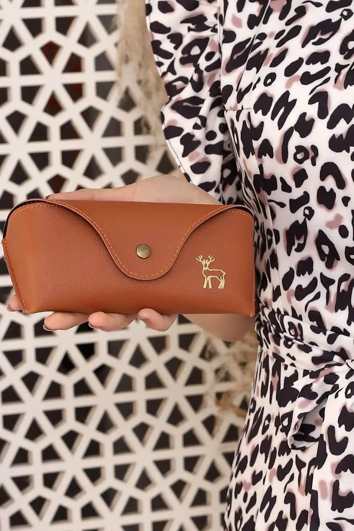 Della Pianto Lilith Unisex Kahverengi Gözlük Kılıfı Şık ve Dayanıklı Tasarım