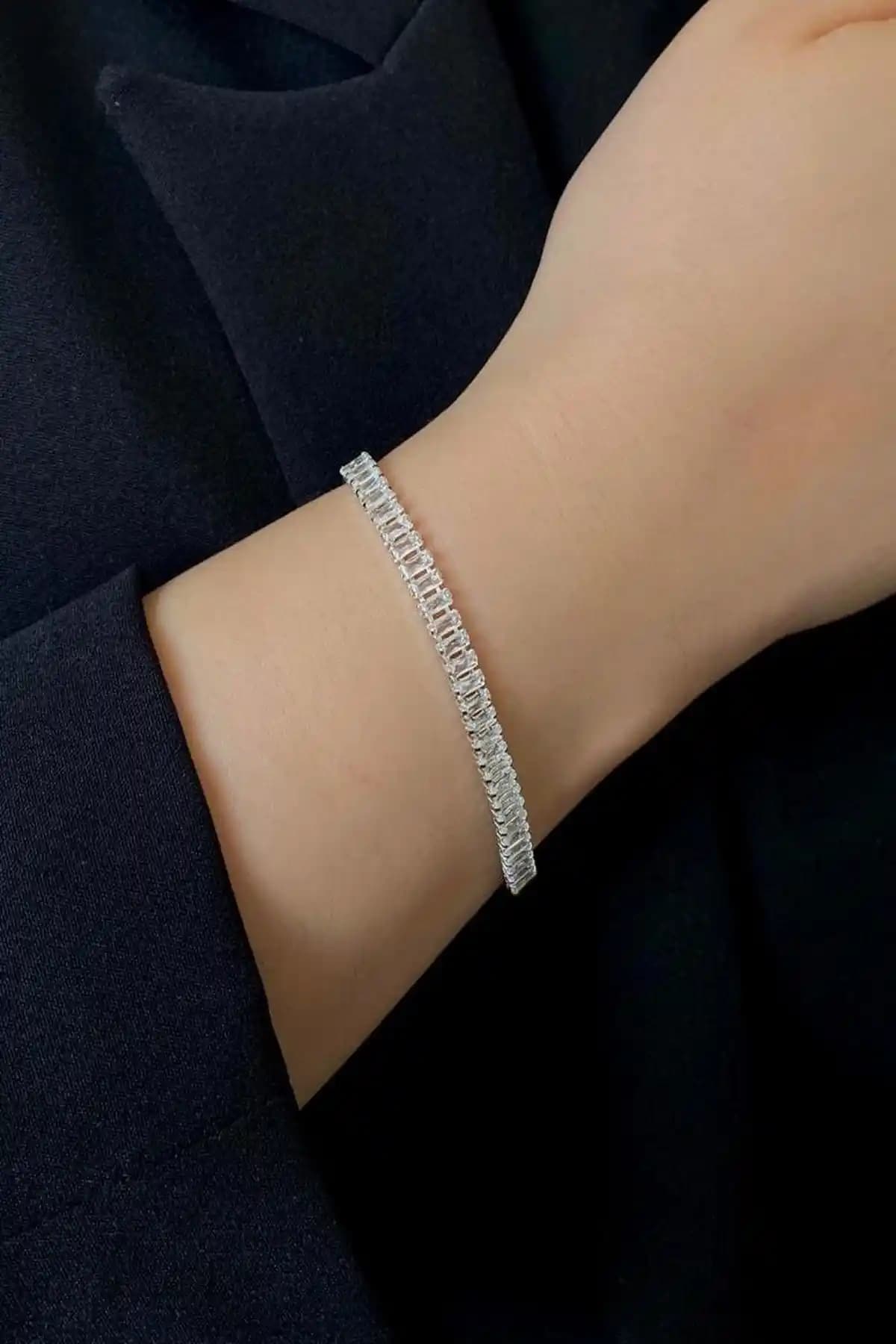 Demokan Kadın 4mm İnce Zarif Baget Su Yolu Bileklik Şıklık ve Zarafetin Modern Tasarımı