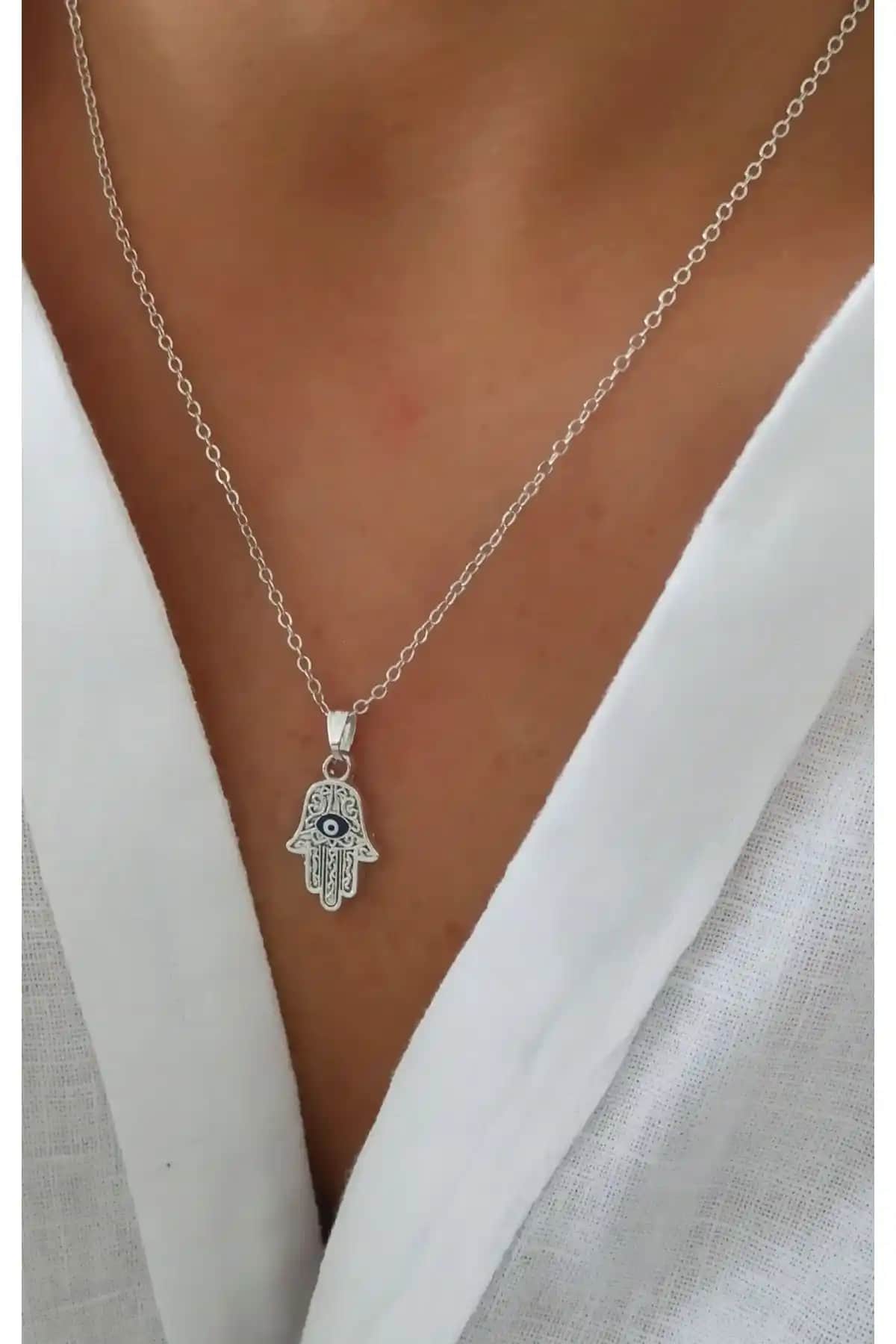 Denizdenal Fatmanın Eli Minimal Kolye: Modern ve Şık Tasarımın Zarif Yansıması