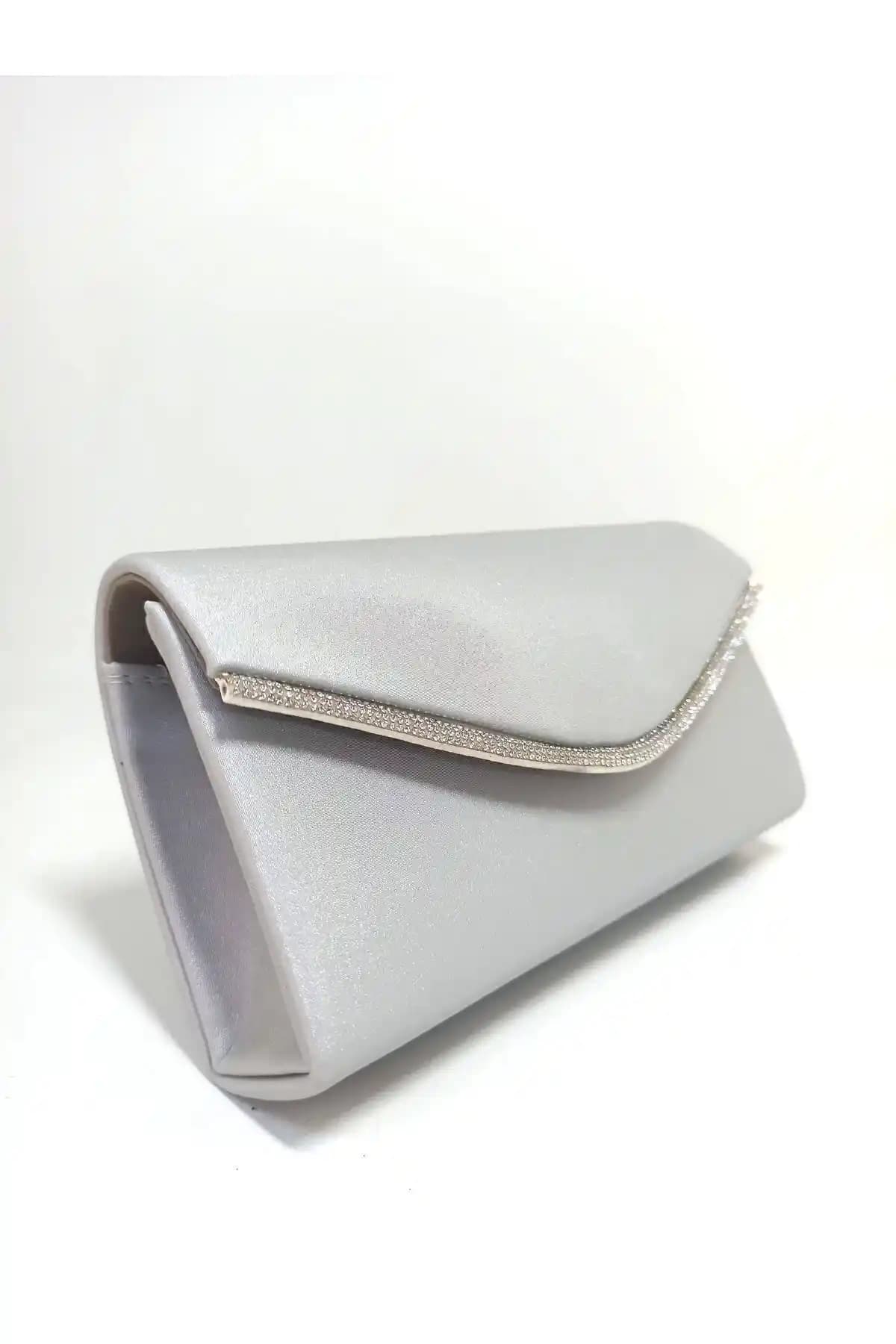 Dizaynbag Kadın Gümüş Saten ve Simli Çanta Karşılaştırması: Şıklık ve Kullanım Özellikleri