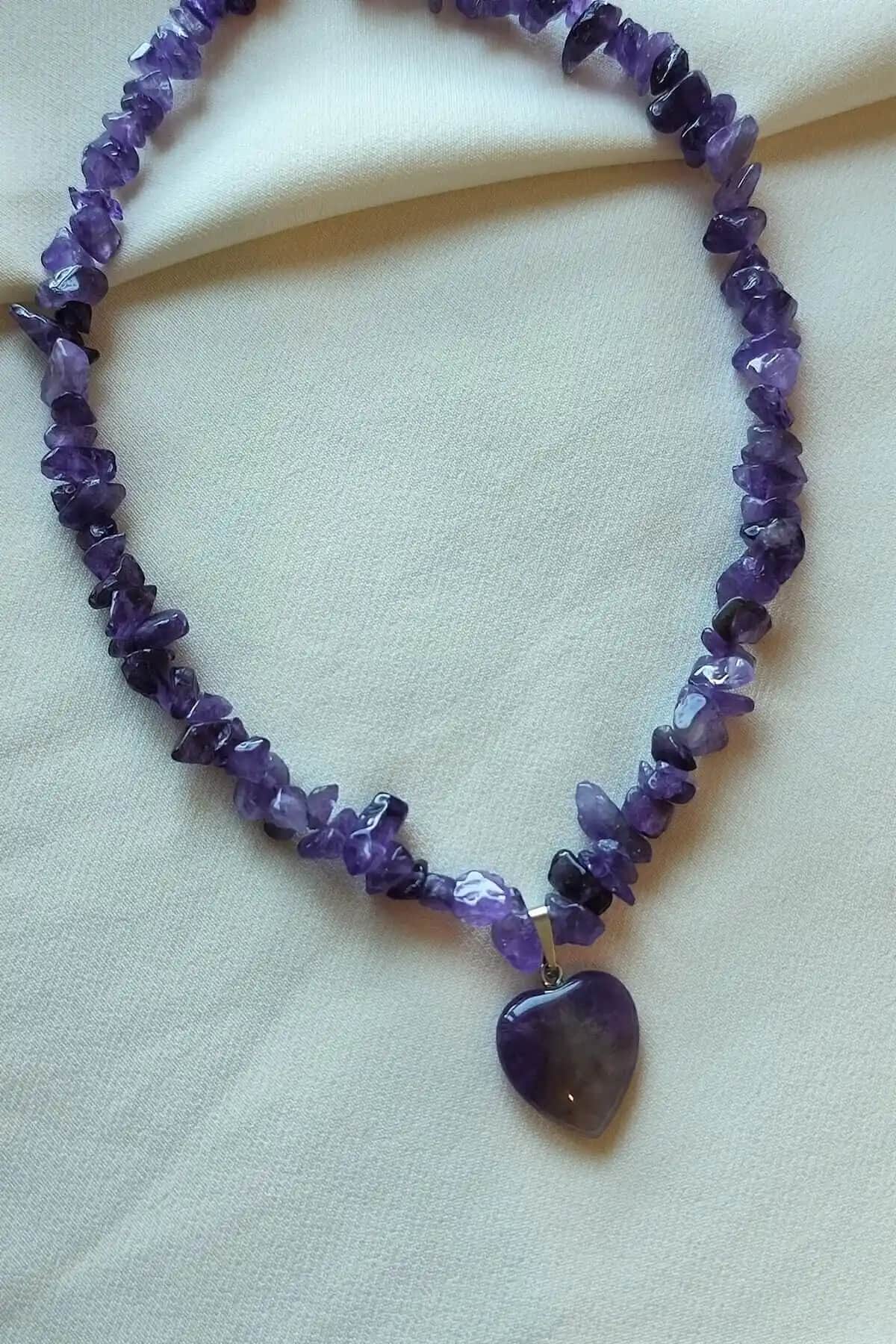 Doğal Ametist Kalp Kırıktaş Kolye: Zarafet ve Enerjinin Modern Tasarımı