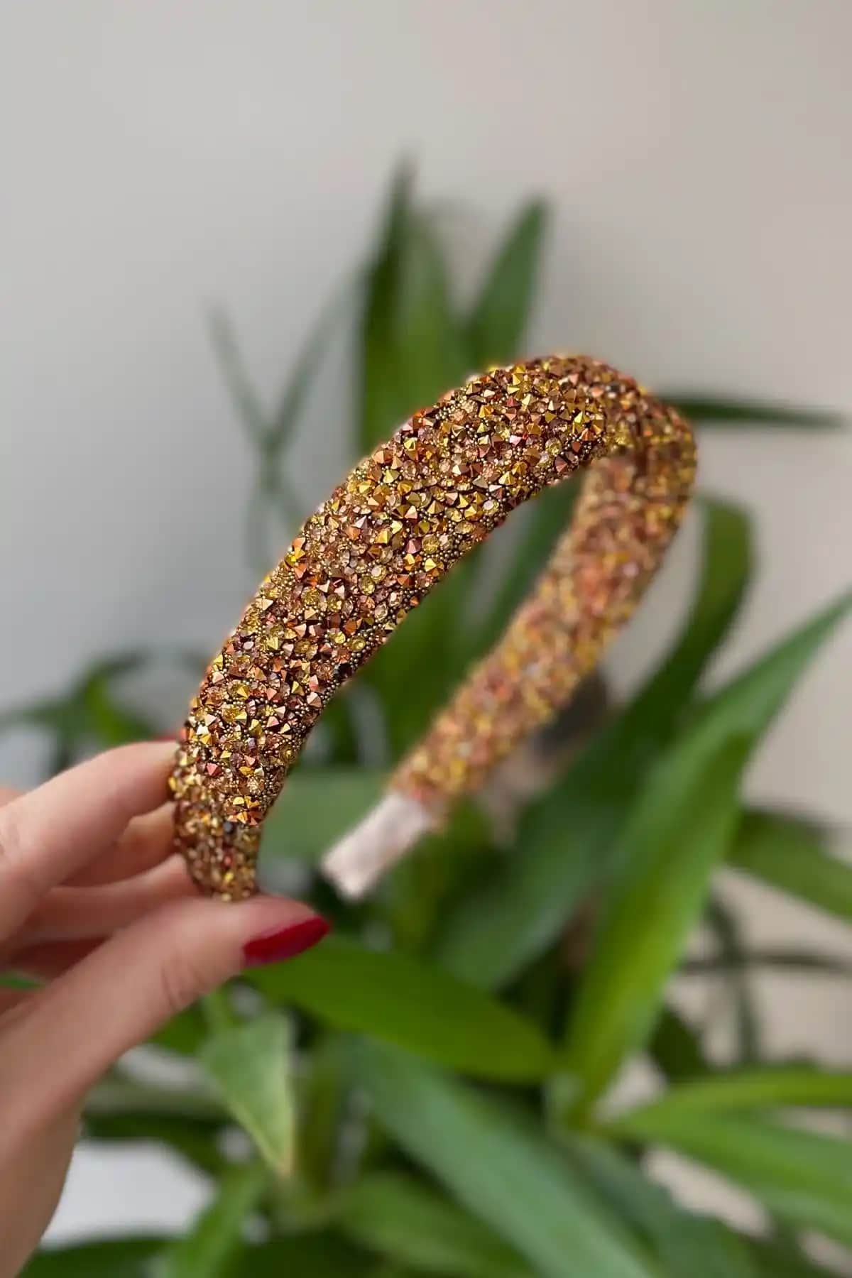 Doğal Taşlı Kadın Taçları Karşılaştırması: Hangi Model Sizin İçin Uygun