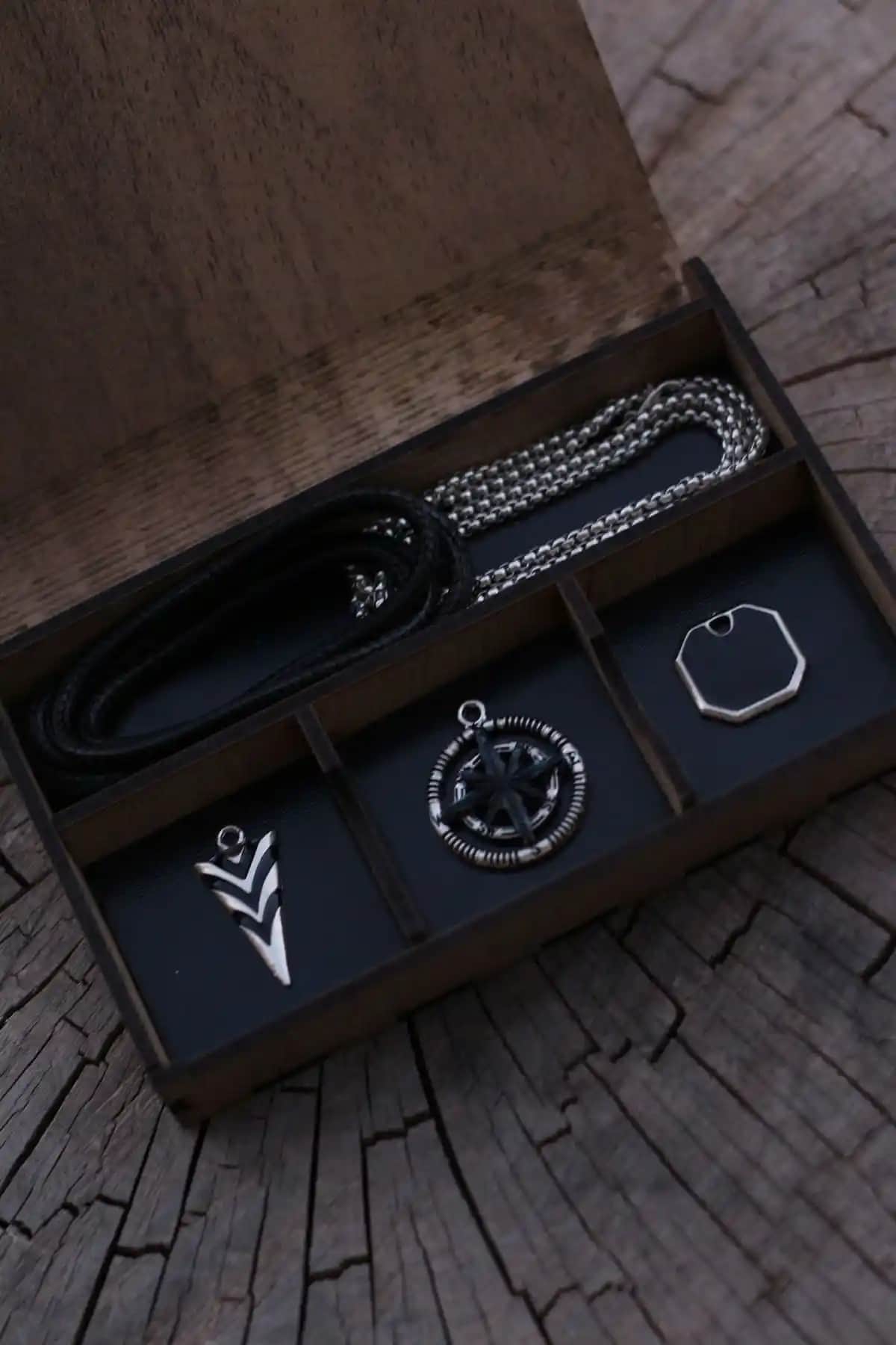 Dukkanka Kolye Seti: Modern Tasarım ve Anlamlı Detaylar ile Şıklık Sunar