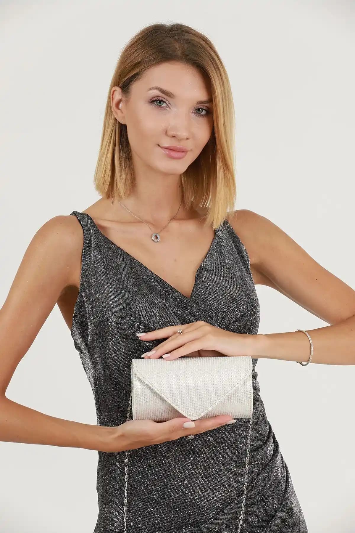 Efnanstore Sedef Çizgili Çupra Abiye Çanta: Şık ve Dayanıklı Gece Aksesuarı