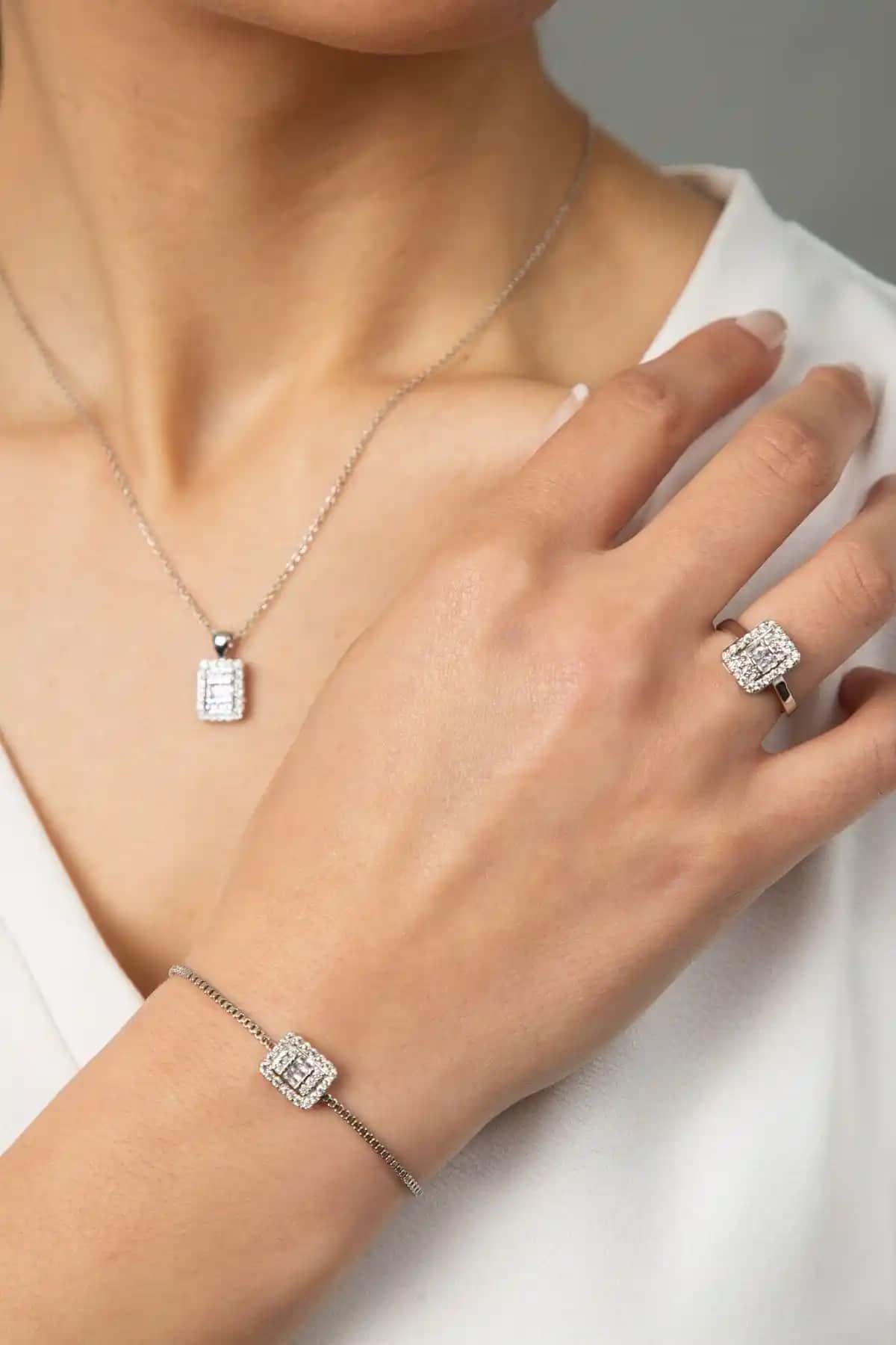 Elika Silver Kadın Takı Seti: Şık ve Zarif Tasarımlarla Günlük ve Özel Anlar İçin Uygun