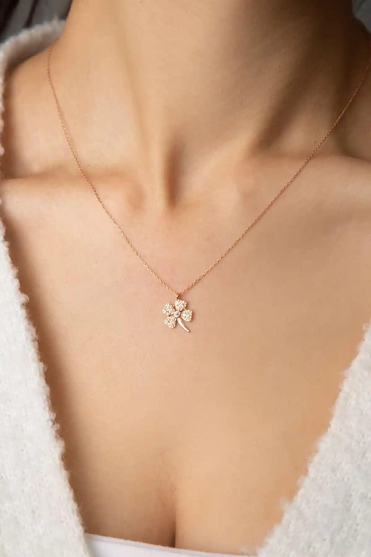 Elika Silver Kadın Taşlı Yonca Model 925 Ayar Gümüş Kolye Zarif ve Dayanıklı Tasarım