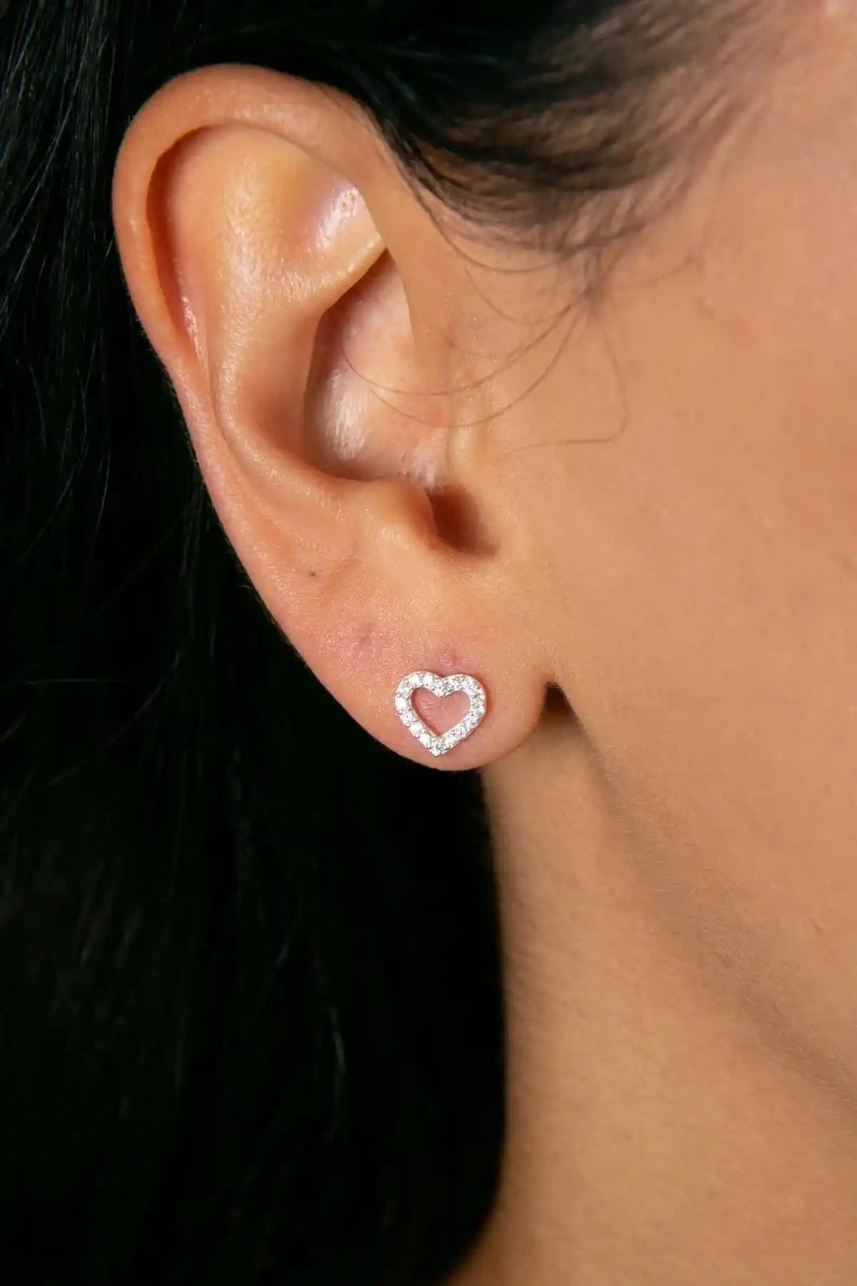 Elika Silver Kadınlar İçin Zarif Zirkon Taşlı Kalp Model Gümüş Küpe