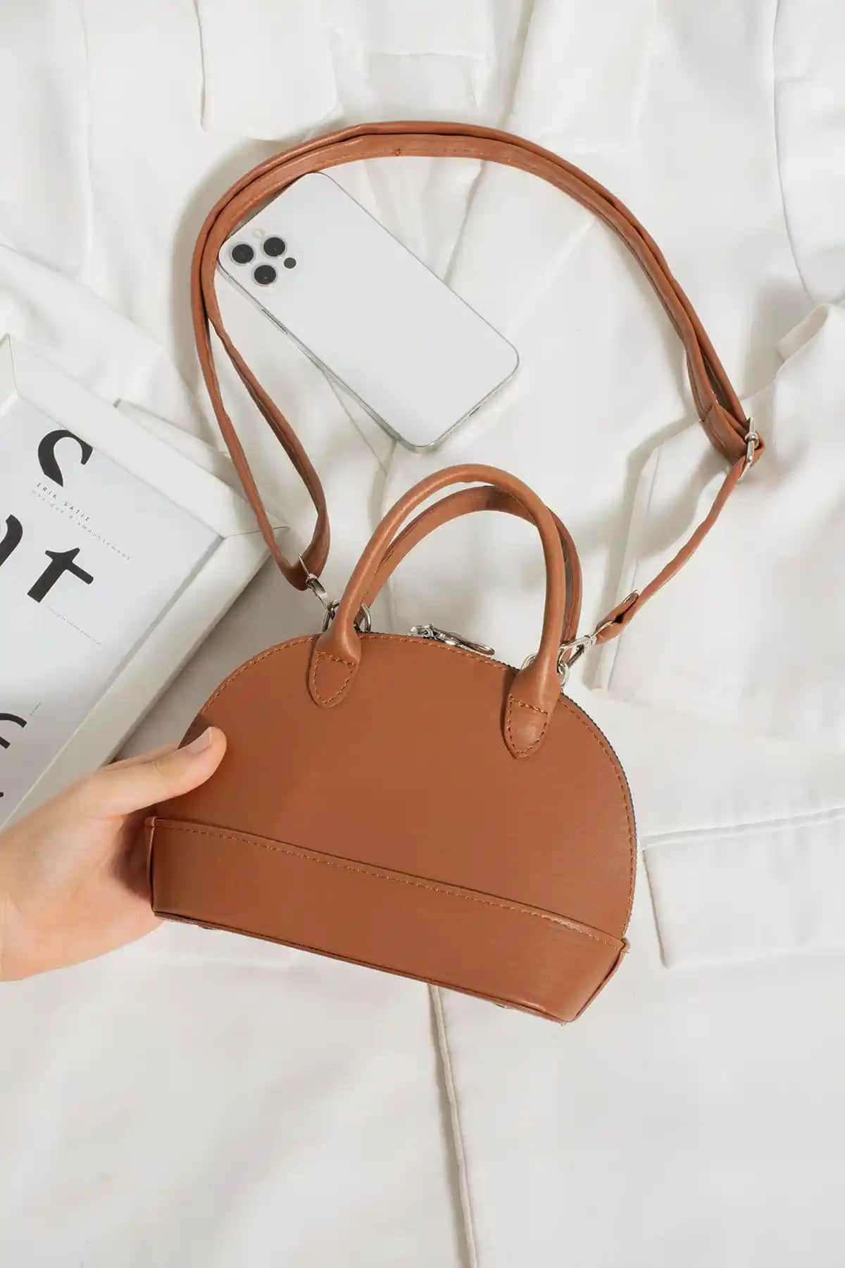 ESTUTE D Model Mini Şişe Çapraz Askılı Kutu: Modern ve Şık Günlük Aksesuar