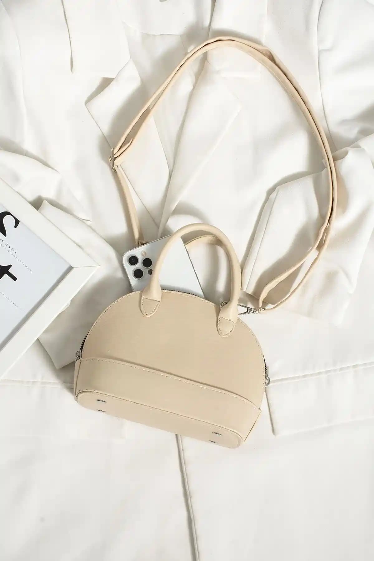 Estute D Model Mini Şişe Çapraz Askılı Kutu: Şık ve Fonksiyonel Günlük Aksesuar