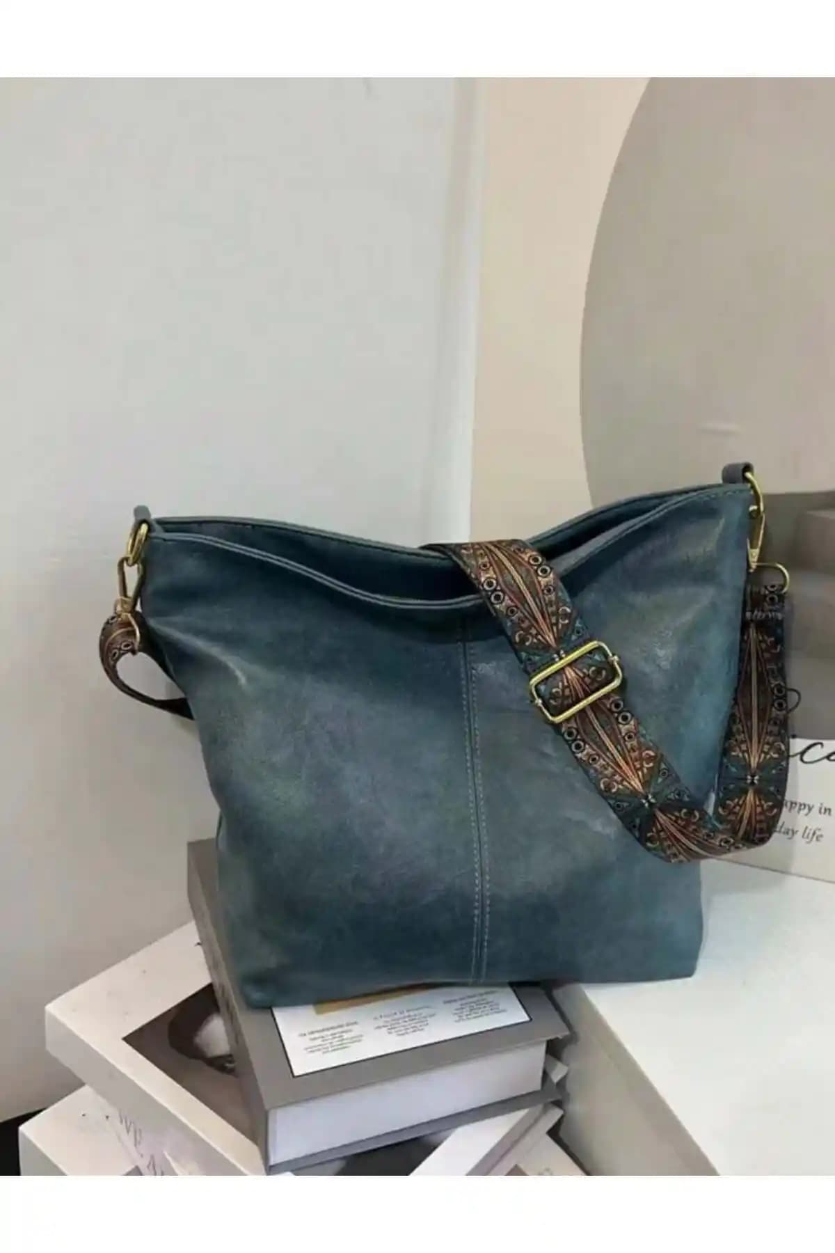 ESTUTE Kadın Günlük Rahat ve Şık Suni Deri Çanta Lacivert Renkli Tasarım