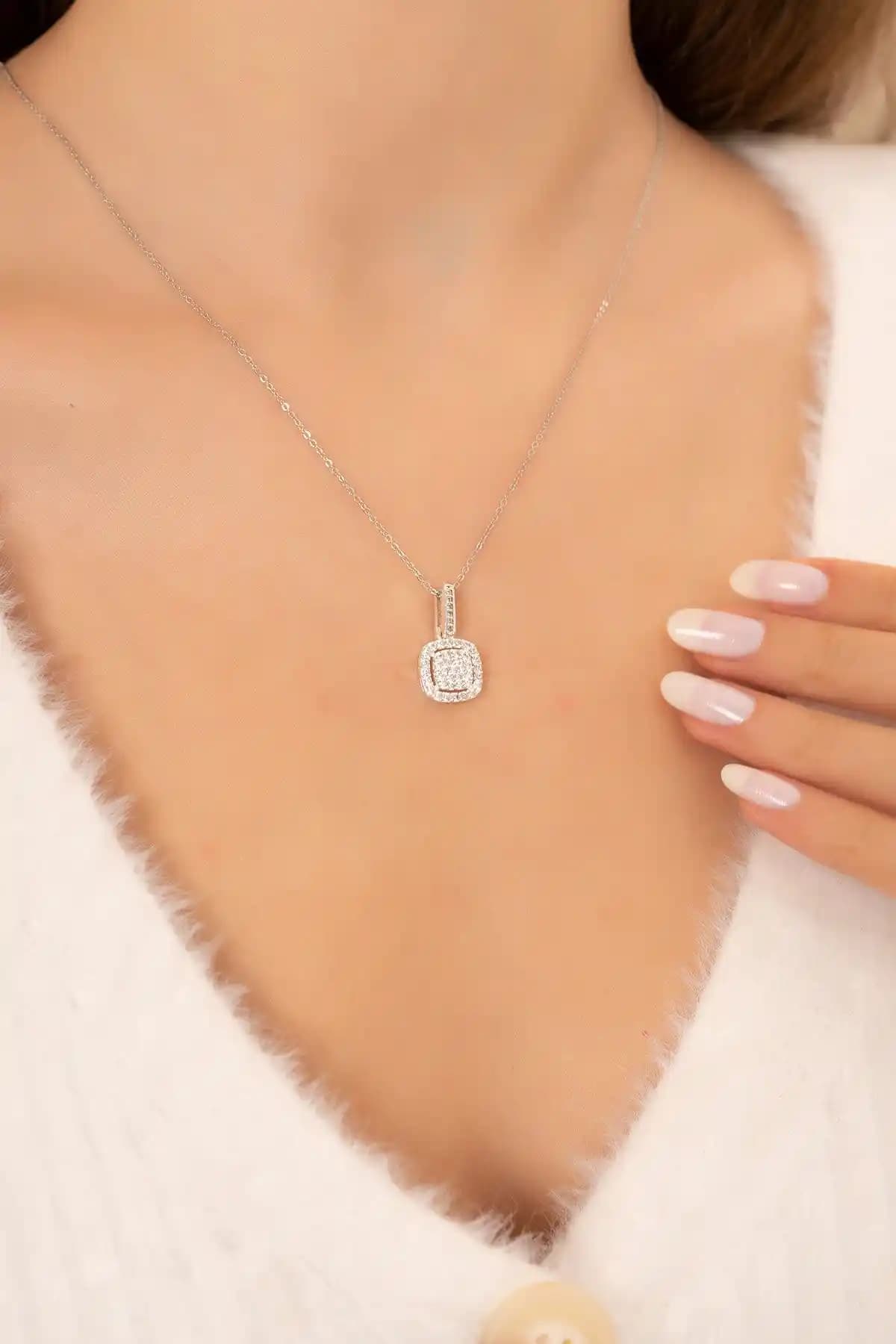 Eva Jewelry Pırlanta Montürlü Gü<müş> Rodyum Kaplama Kadın Kolye Tasarımı ve Özellikleri