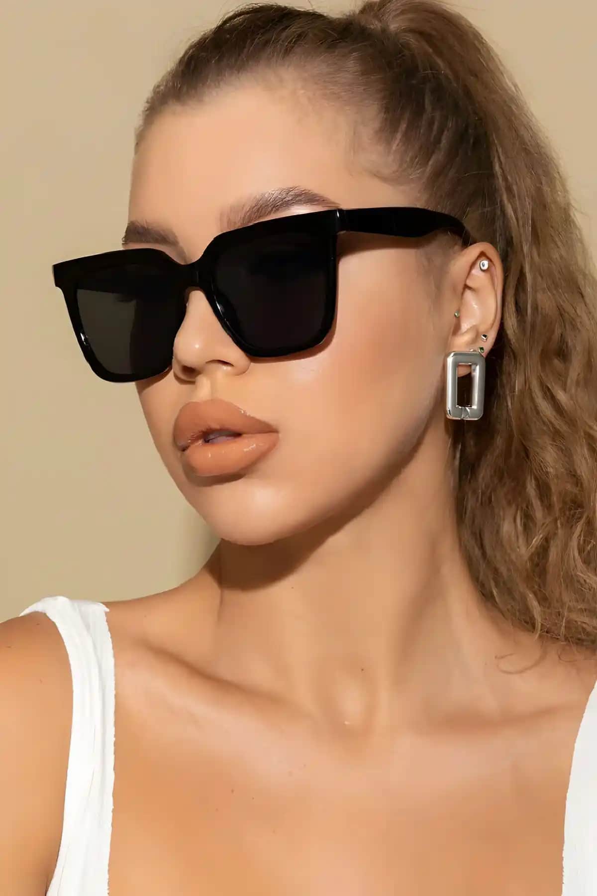 Eyesofia Hills UV400 Siyah Unisex Güneş Gözlüğü Şıklık ve Koruma Sunan Modern Tasarım